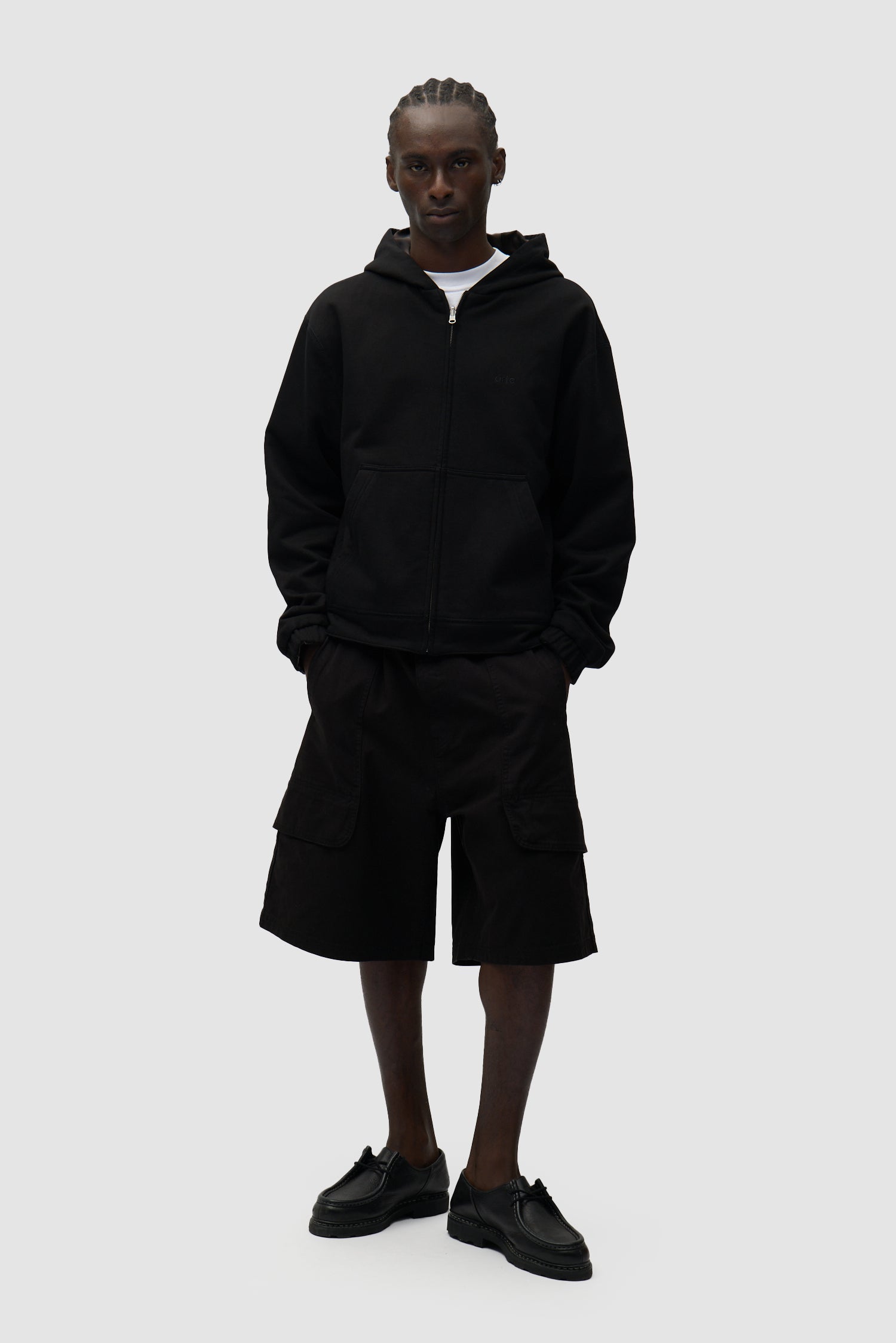 Veste réversible en polaire noire portée par un mannequin, vue de face en demi-corps