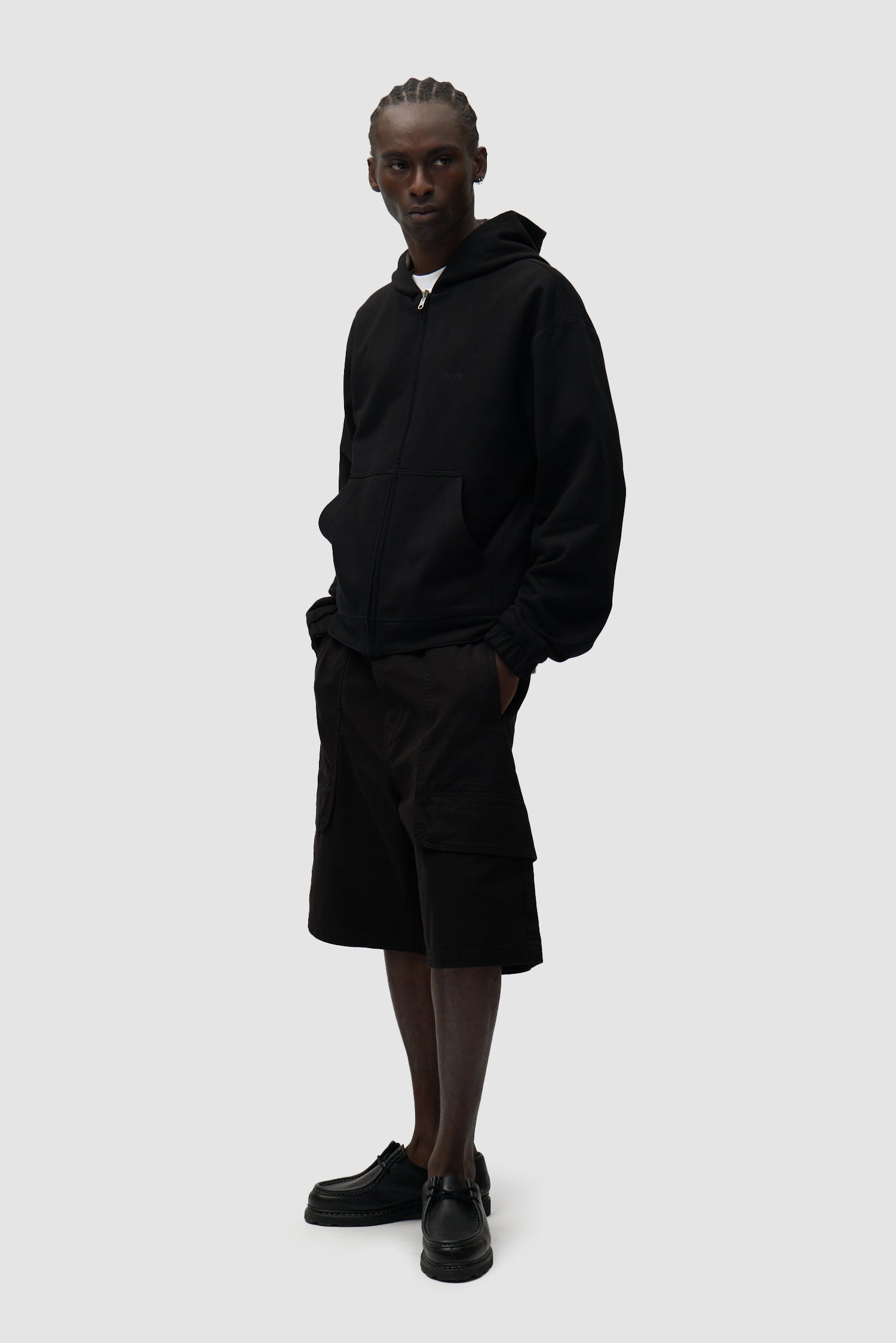 Veste réversible en polaire noire portée par un mannequin, vue de dos à mi-corps