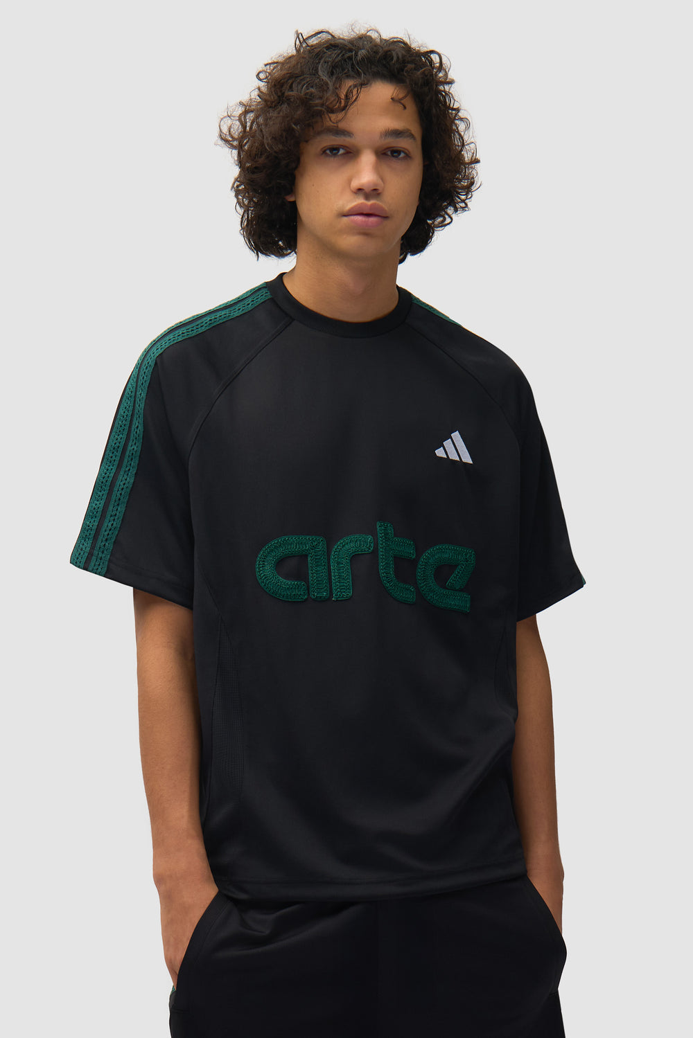 Arte pour adidas Maillot noir porté par un mannequin, vue de face en demi-corps