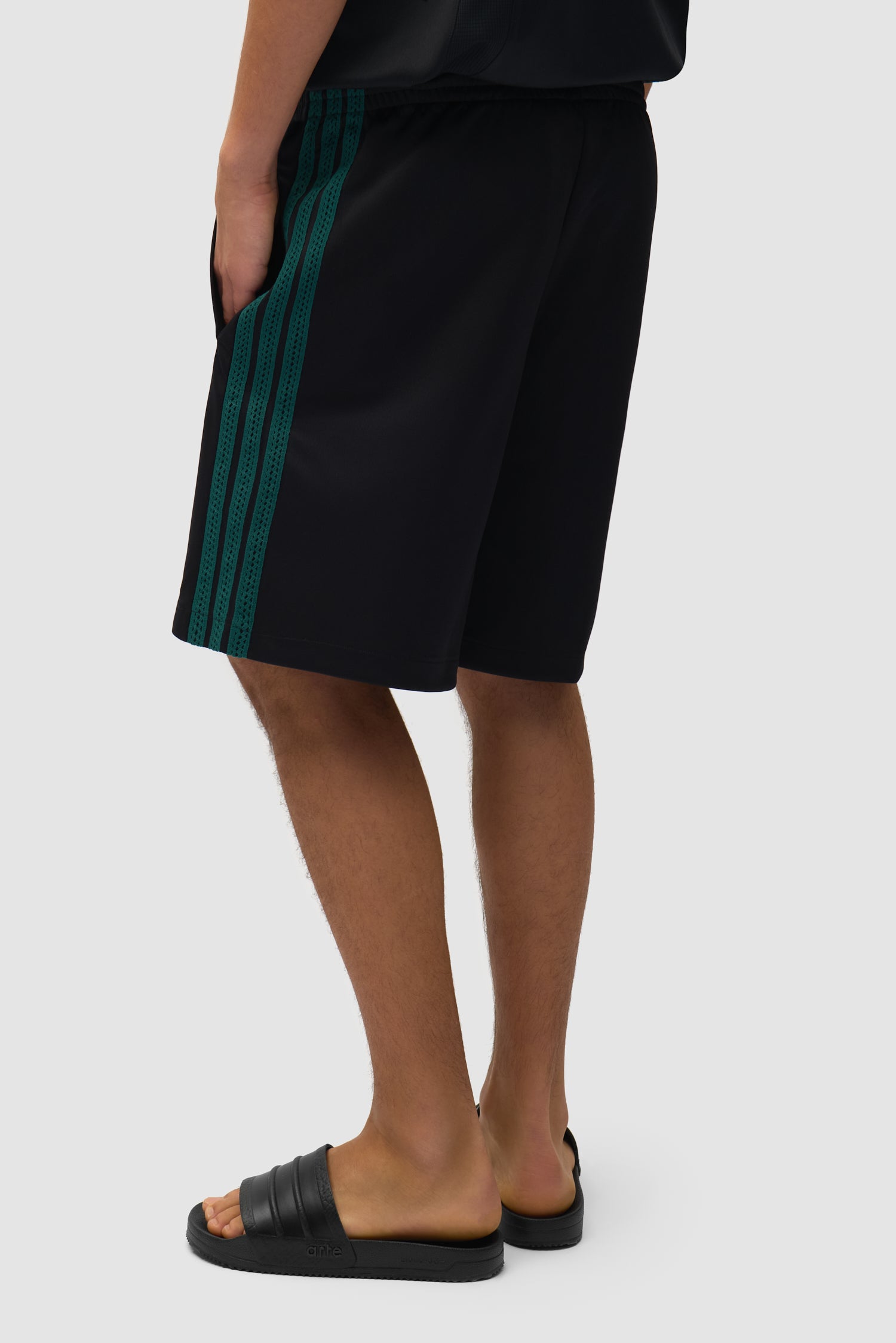 Arte pour adidas Short noir porté par un mannequin, vue de dos à mi-corps