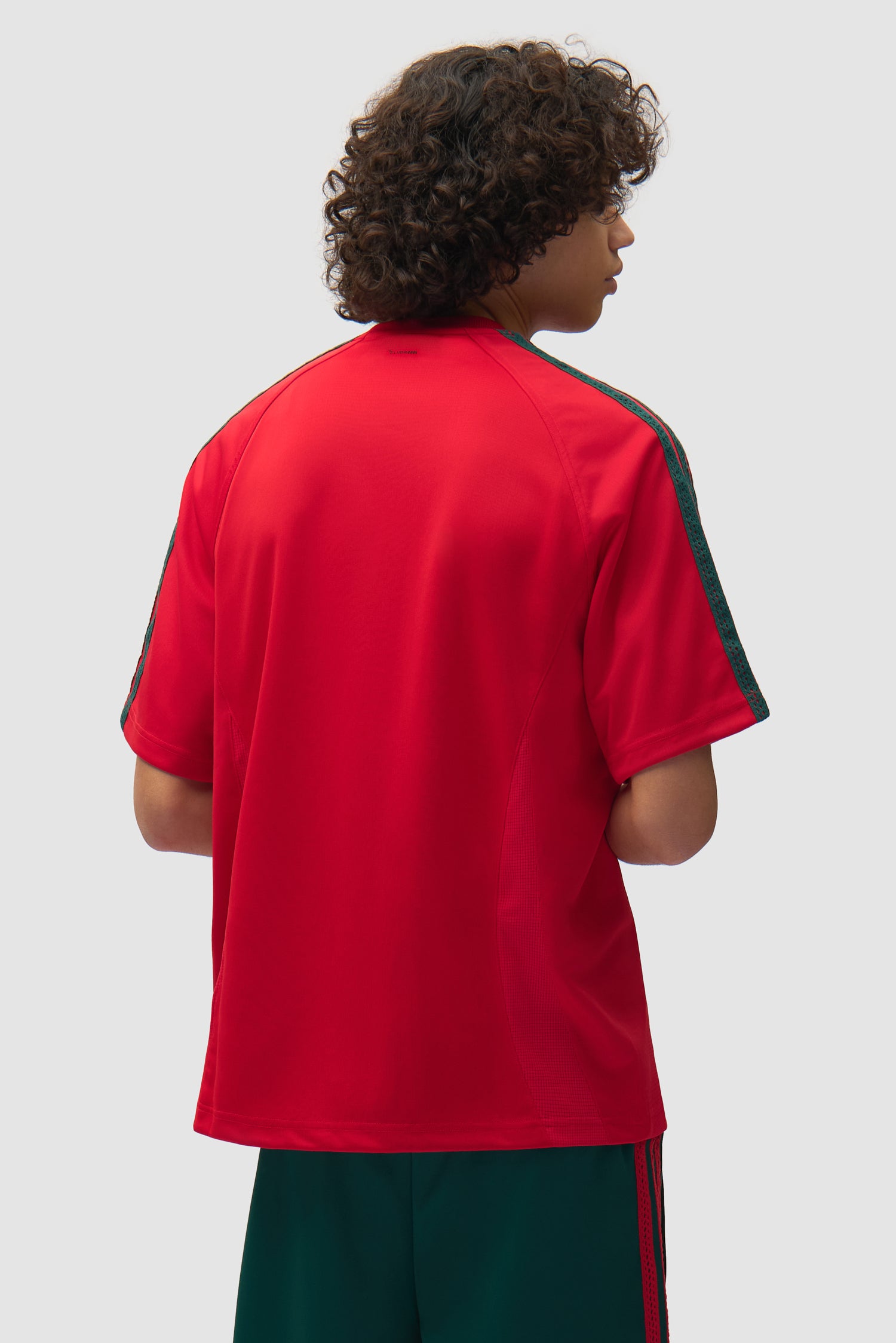 Arte pour adidas Maillot en Better Scarlet porté par un mannequin, vue de dos à mi-corps