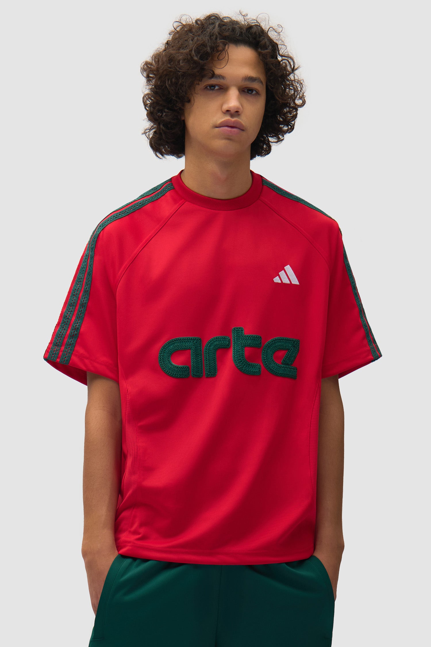 Arte pour adidas Maillot en Better Scarlet porté par un mannequin, vue de face en demi-corps