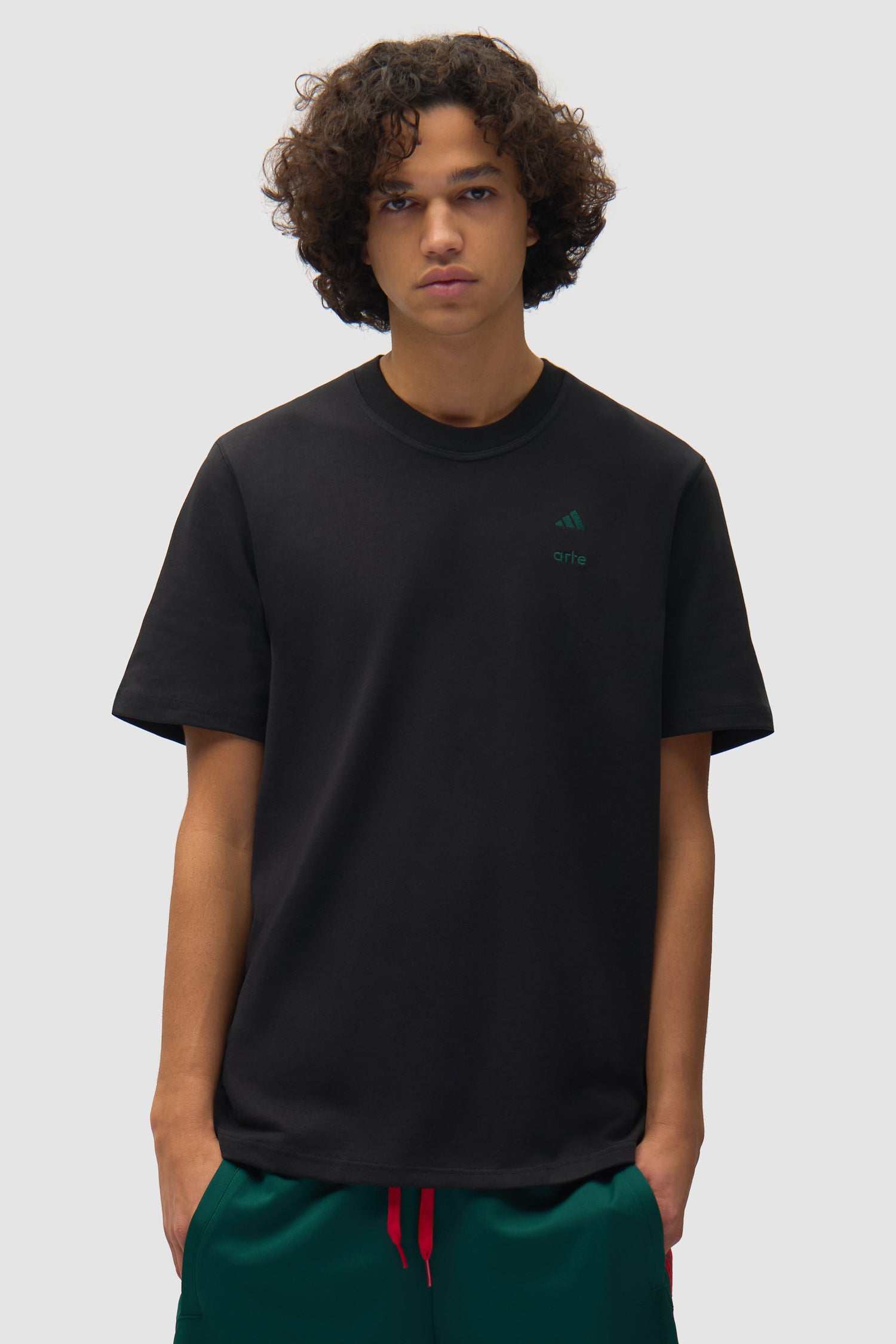 T-shirt Arte pour adidas noir porté par un mannequin, vue de face en demi-corps