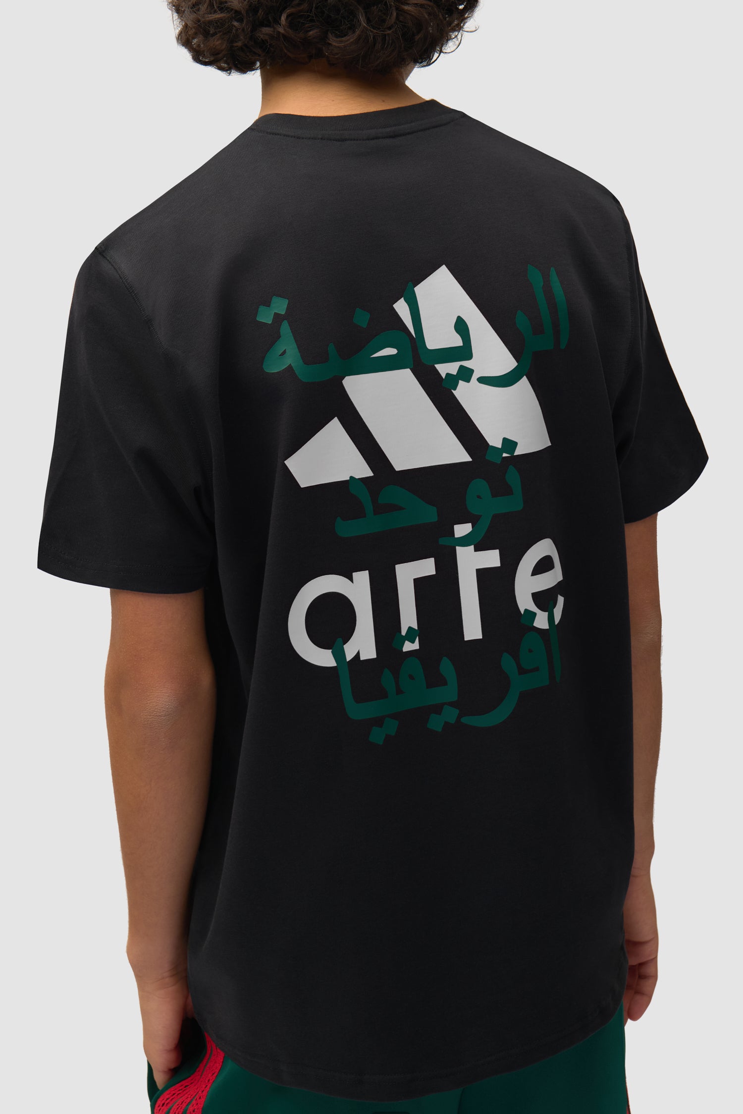 T-shirt Arte pour adidas noir porté par un mannequin, vue détaillée du haut du corps