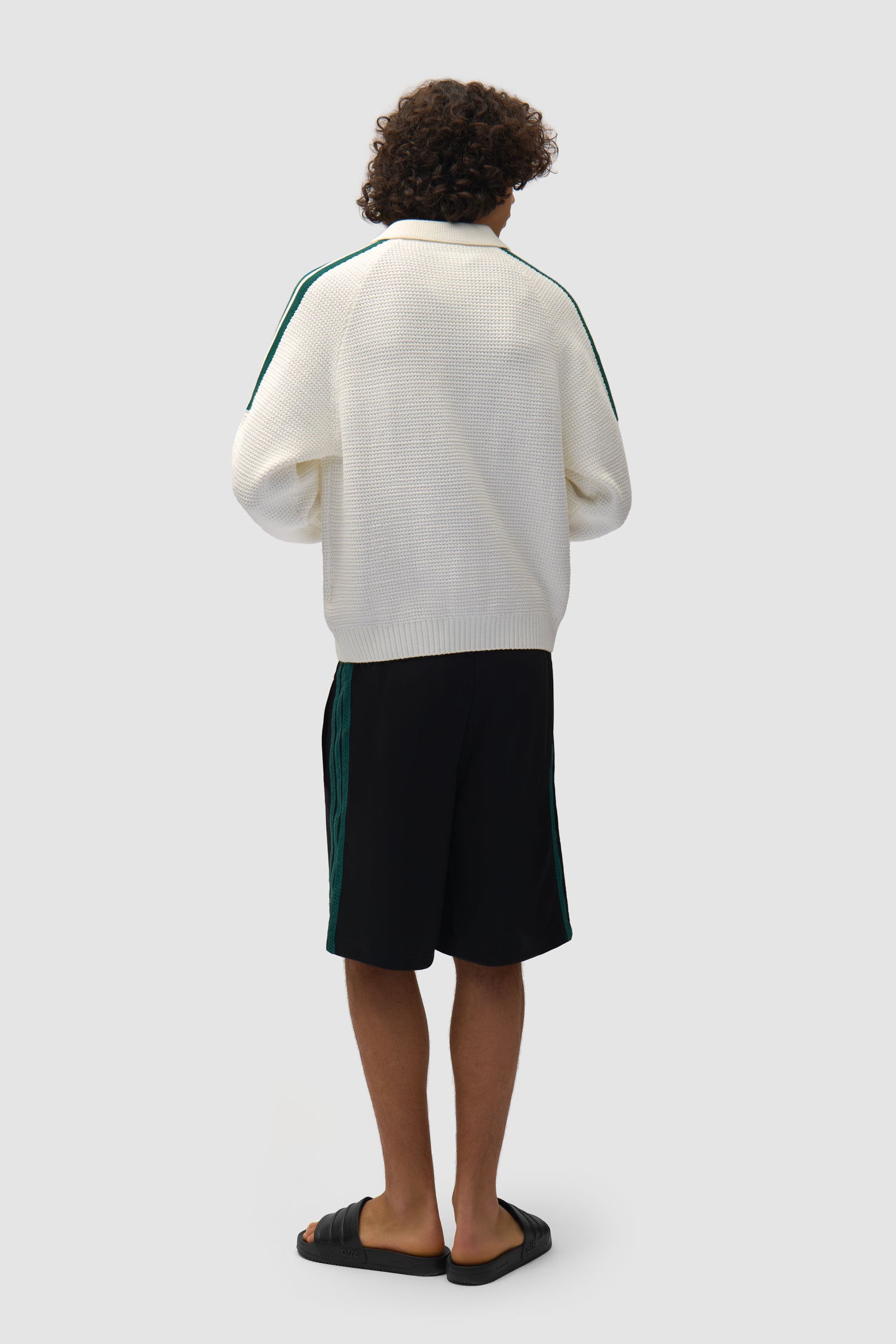 Arte pour adidas Knit LS JSY en blanc/vert universitaire porté par un mannequin, vue arrière intégrale