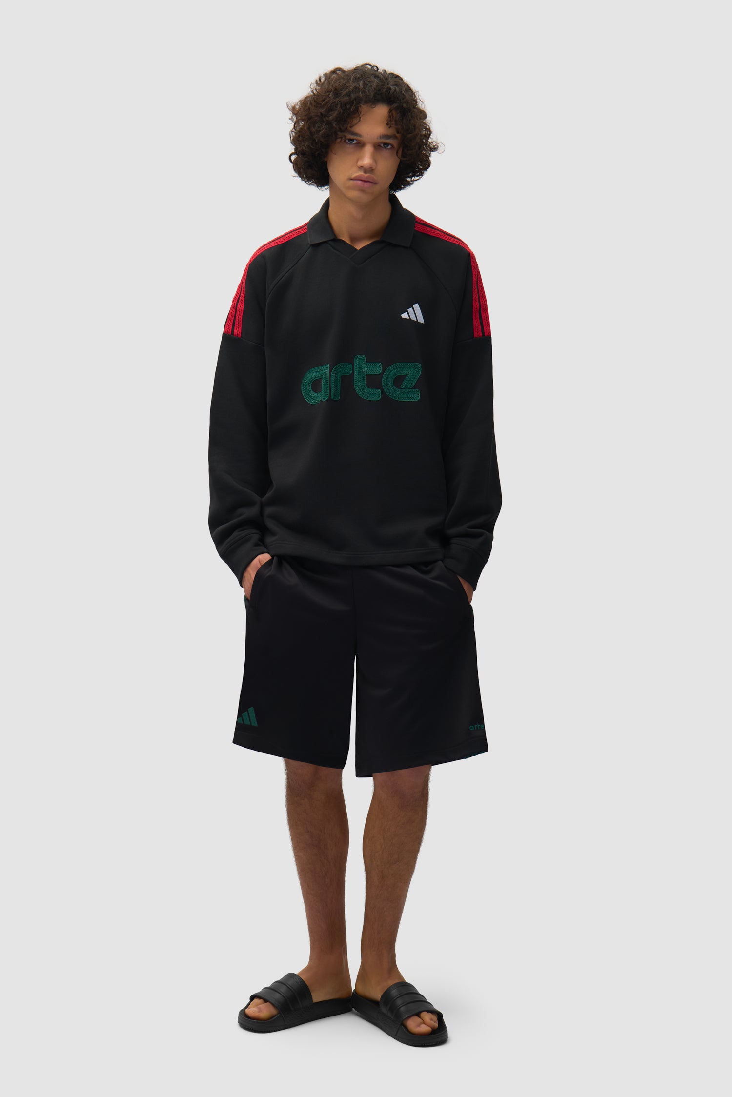 Arte pour adidas Terry LS en noir porté par un mannequin, vue de face en pied