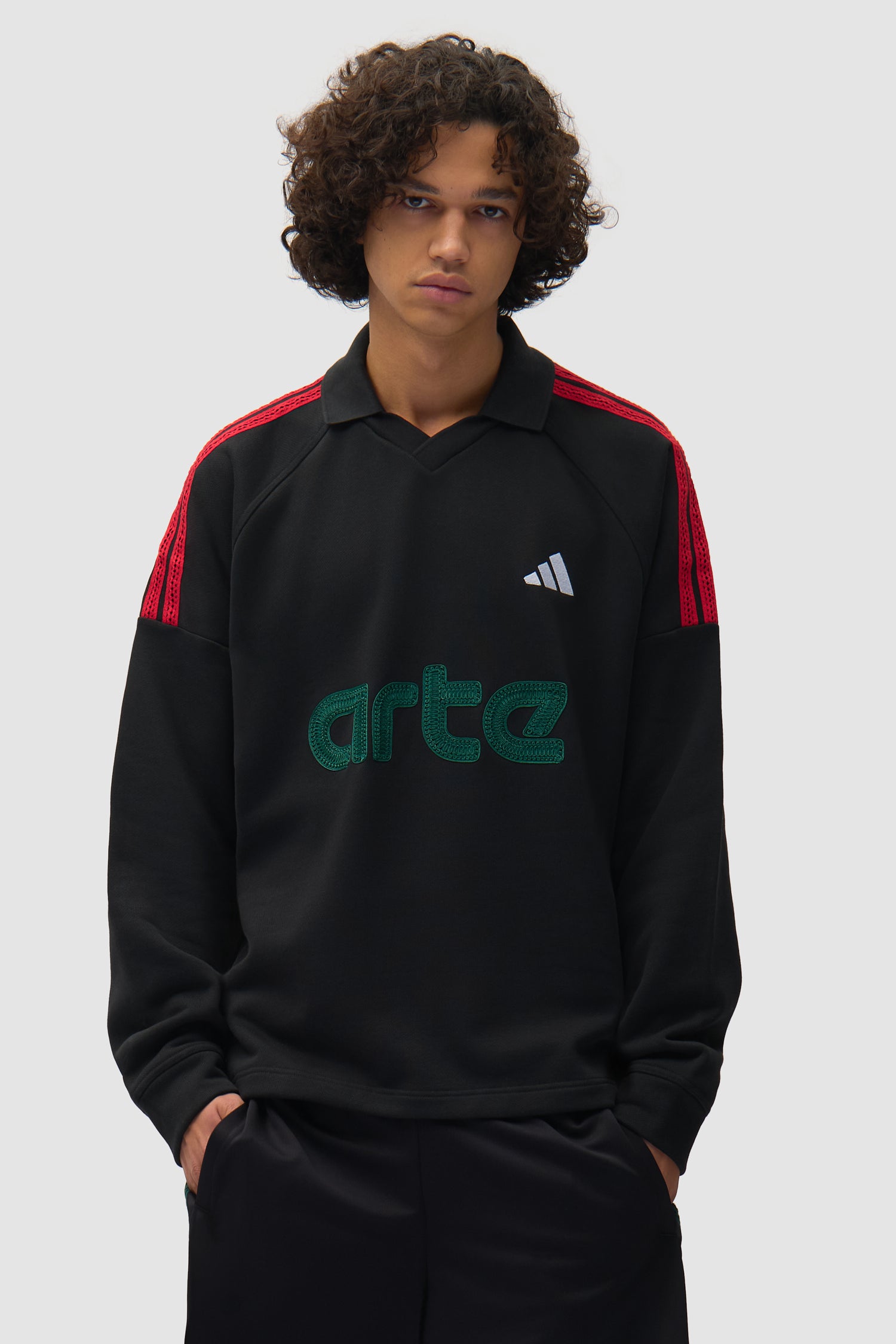 Arte pour adidas Terry LS en noir porté par un mannequin, vue de face en demi-corps