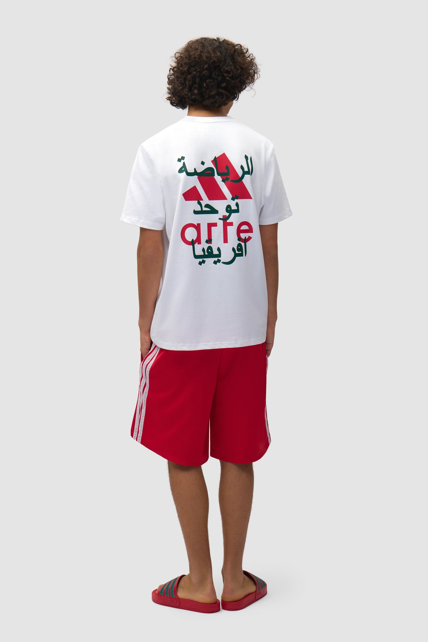 T-shirt Arte pour adidas blanc porté par un mannequin, vue arrière intégrale