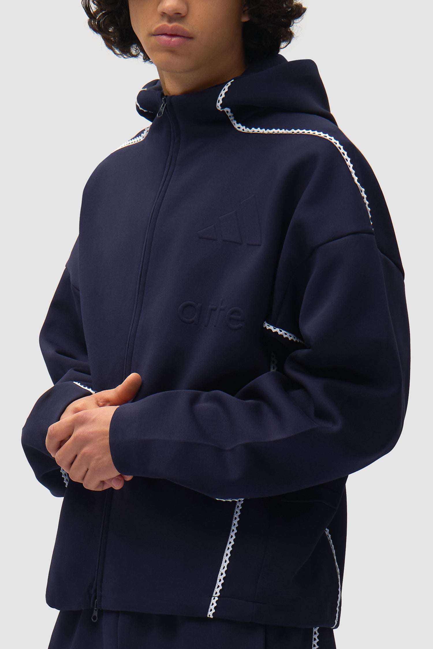 Veste Arte pour adidas Z.N.E. couleur Legend Ink/White portée par un mannequin, vue détaillée du haut du corps