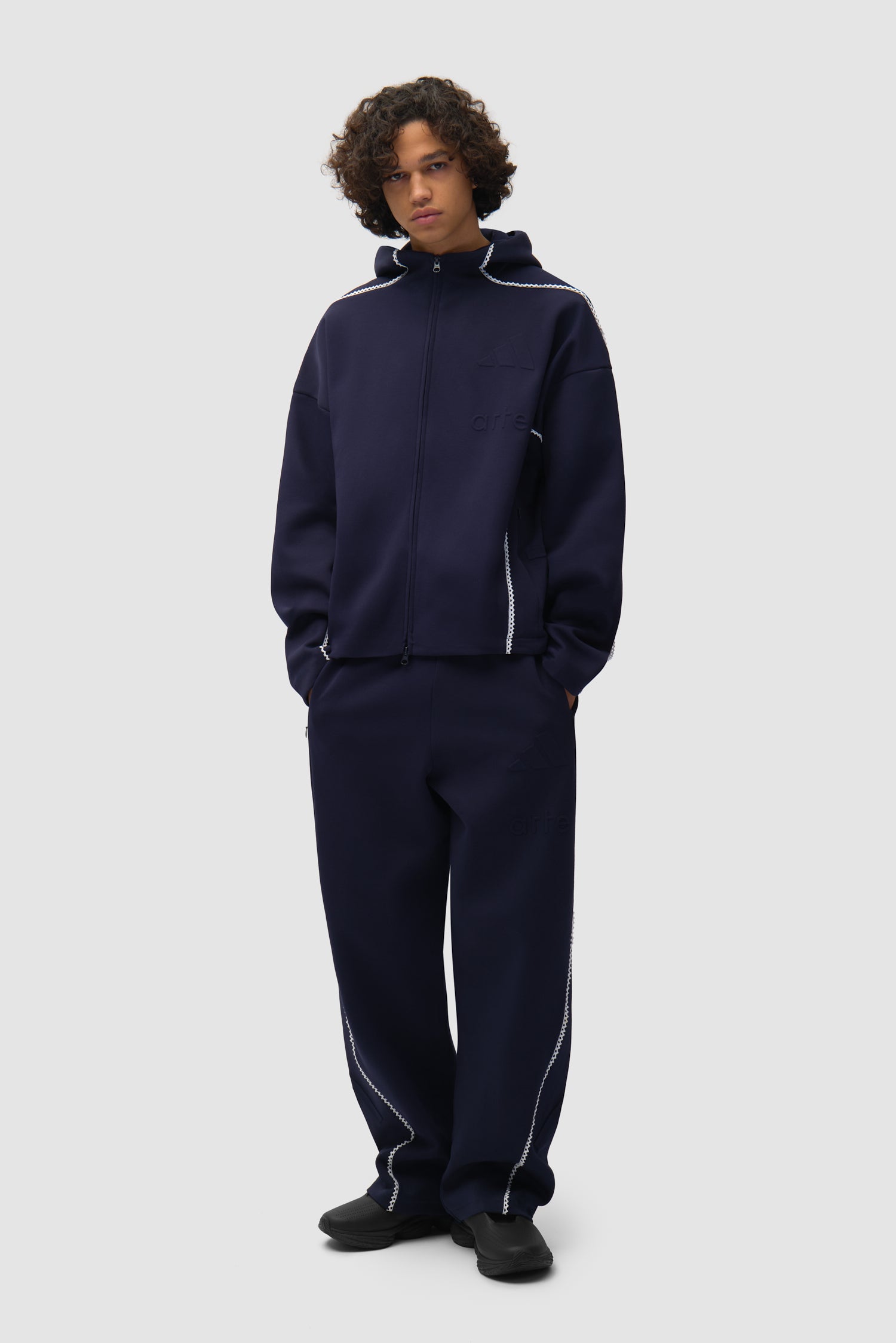 Veste Arte pour adidas Z.N.E. couleur Legend Ink/White portée par un mannequin, vue de face en pied