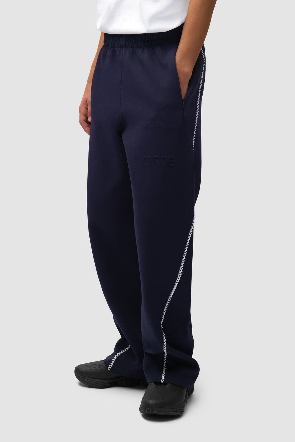 Pantalon Arte pour adidas, couleur Legend Ink/White, porté par un mannequin, vue de face, demi-corps.