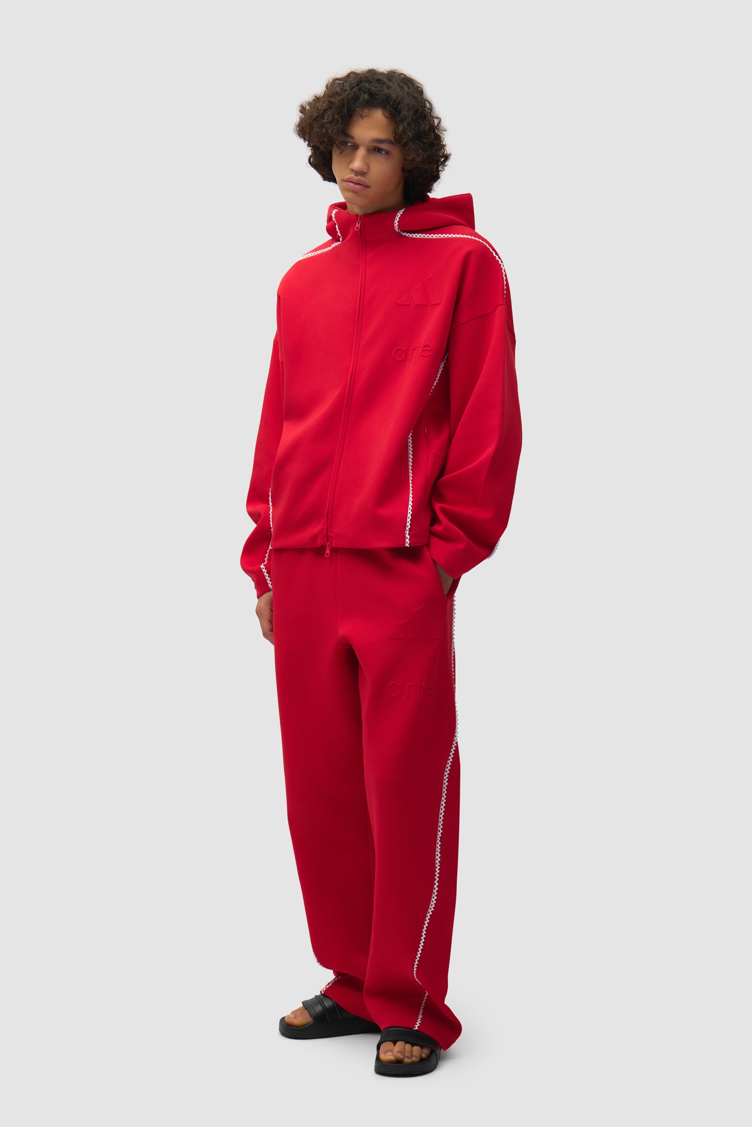 Veste Arte pour adidas Z.N.E. en Better Scarlet/White portée par un mannequin, vue de profil en pied