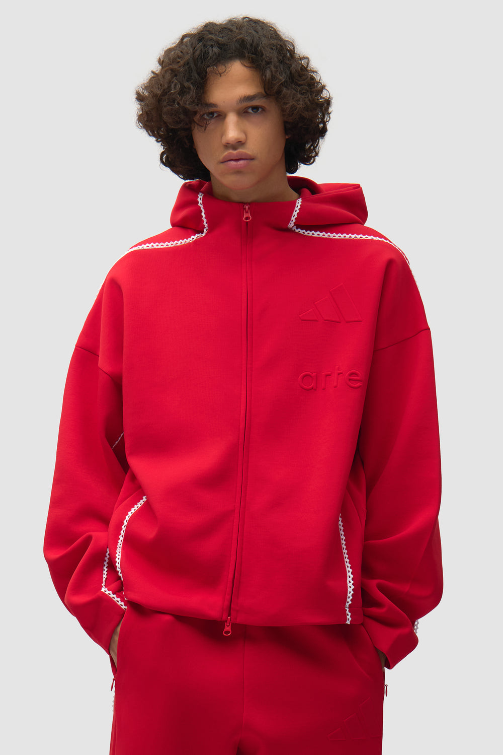 Veste Arte pour adidas Z.N.E. en Better Scarlet/White portée par un mannequin, vue de face en demi-corps