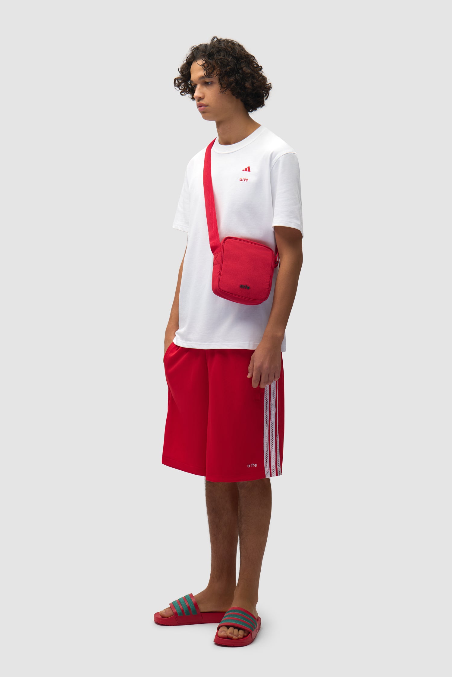 Sac Arte pour adidas, couleur Better Scarlet/Collegiate Green, porté par un mannequin, vue de face en pied.