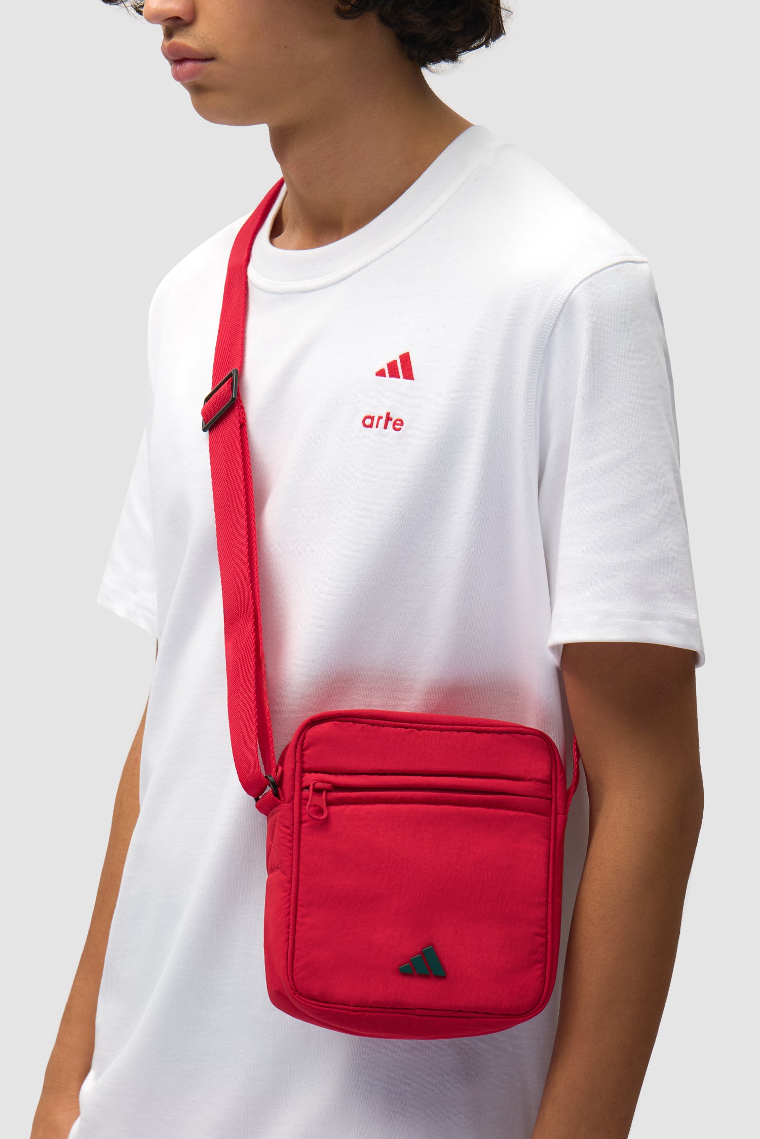 Sac Arte pour adidas, couleur Better Scarlet/Collegiate Green, porté par un mannequin, vue de profil à mi-corps.