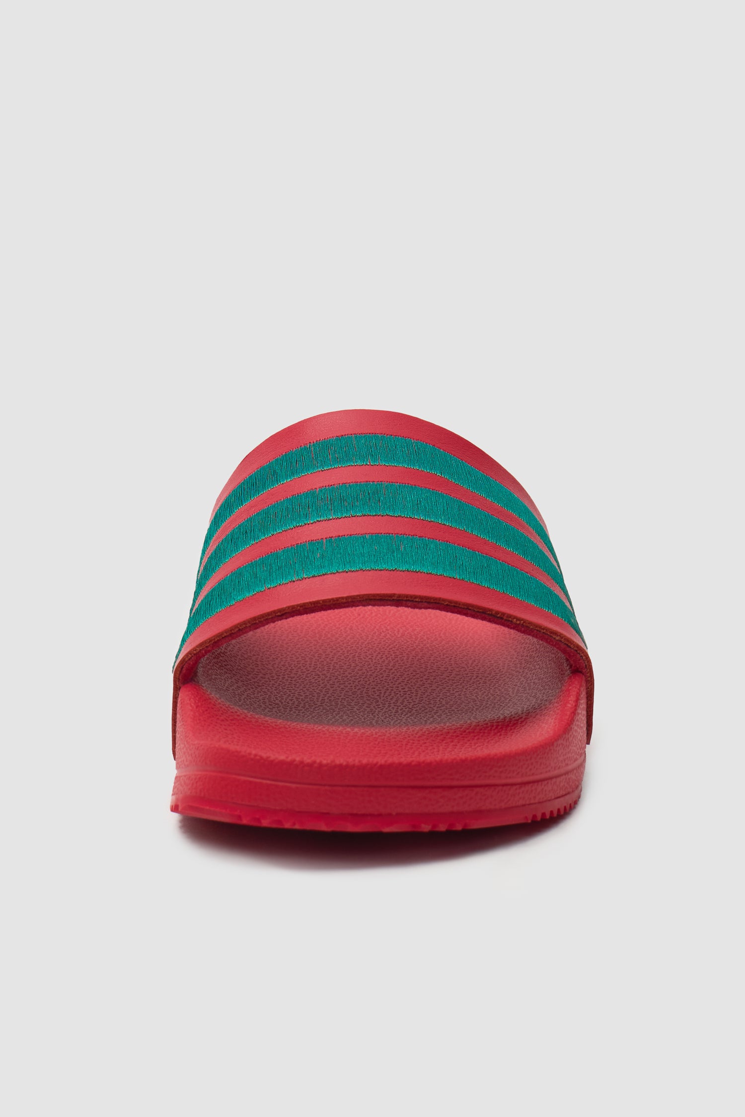 Arte pour adidas Adilette en Better Scarlet/Collegiate Green, vue de face