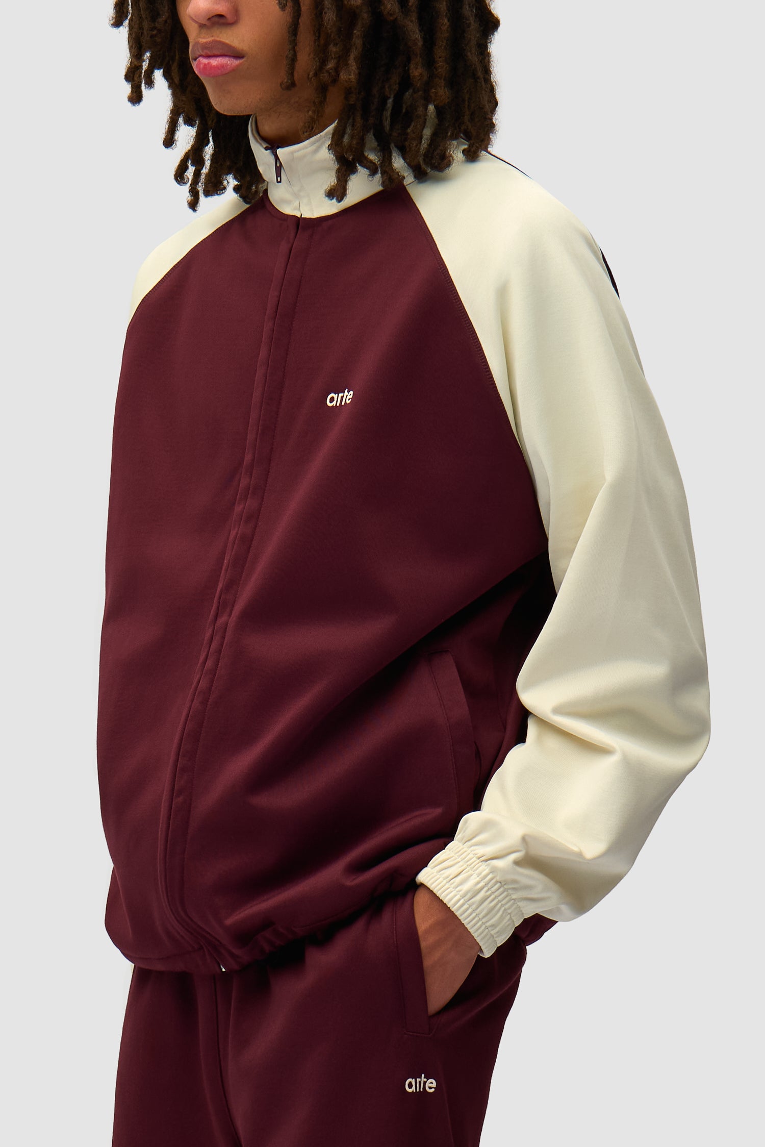Top de survêtement cardé en Bordeaux/Crème porté par un mannequin, vue latérale à mi-corps