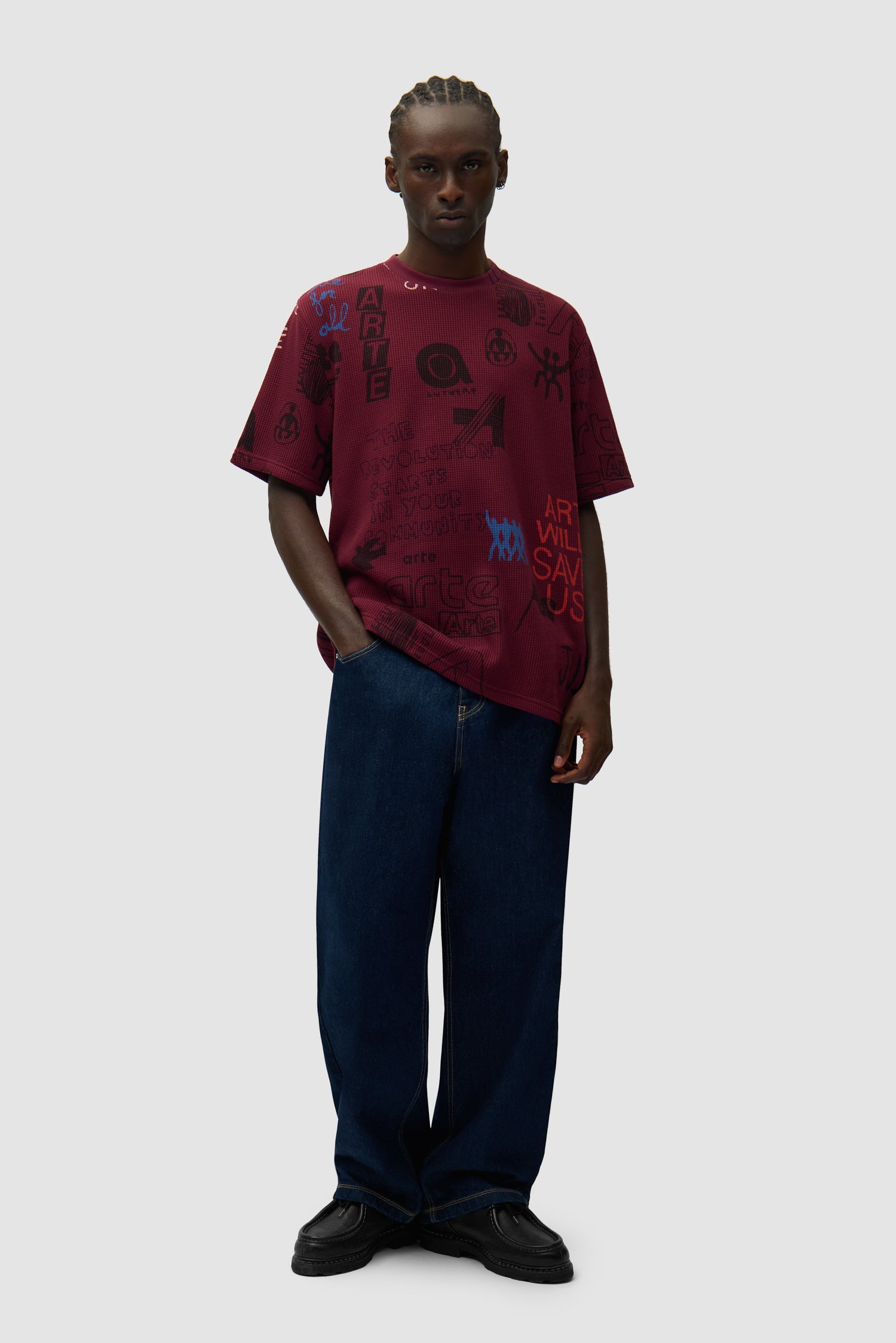 T-shirt gaufré bordeaux porté par un mannequin, vue de face en pied