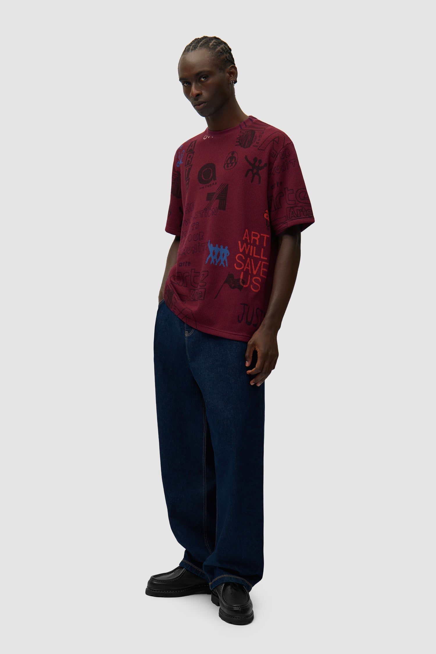 T-shirt gaufré bordeaux porté par un mannequin, vue de profil en pied