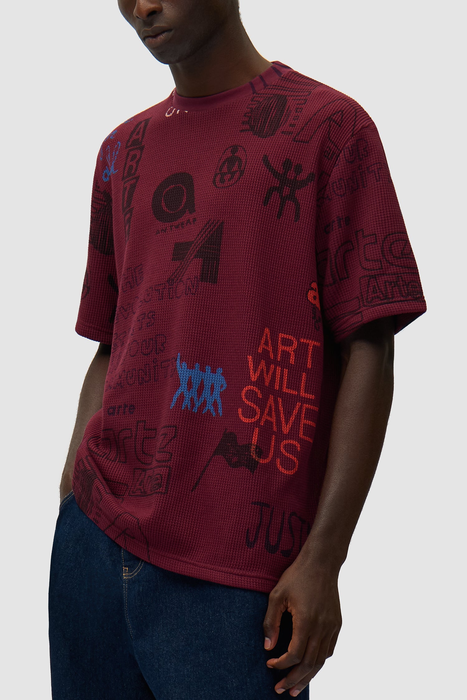 T-shirt gaufré bordeaux porté par un mannequin, vue de face en pied