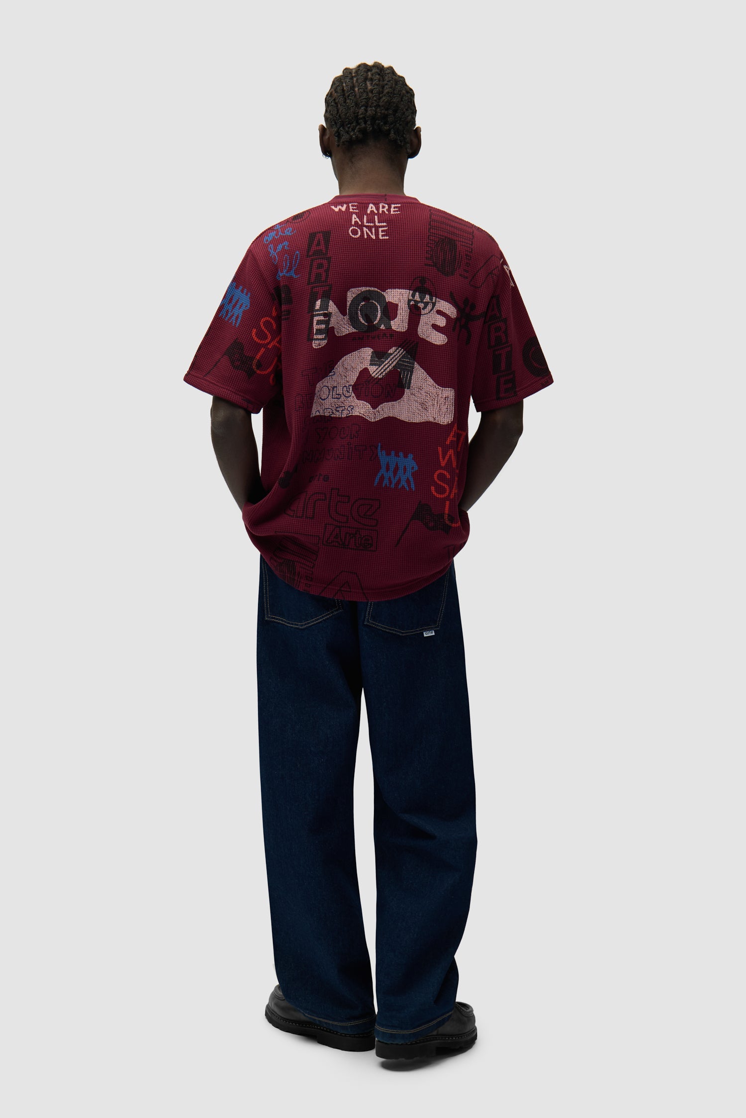 T-shirt gaufré bordeaux porté par un mannequin, vue arrière en pied