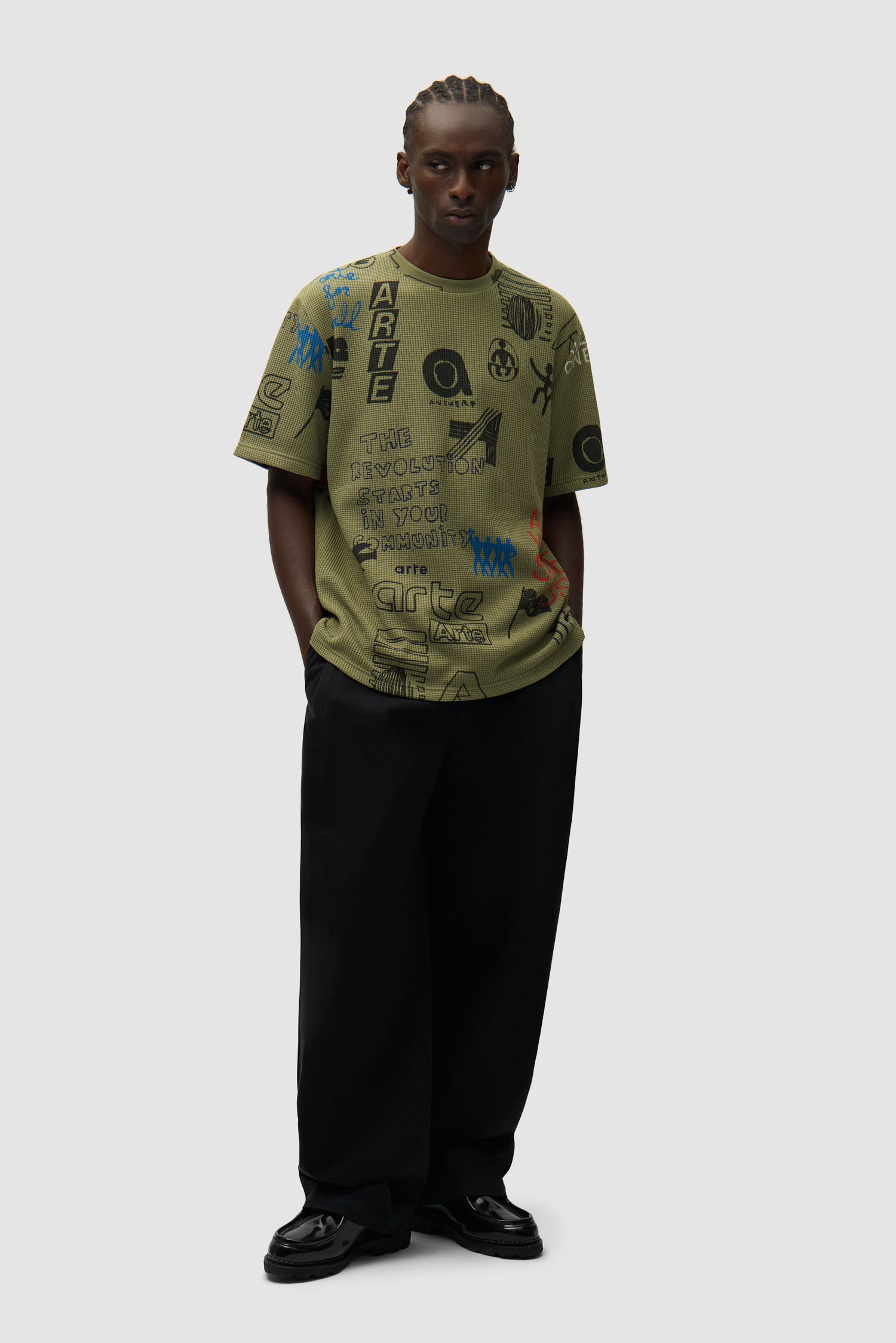 T-shirt gaufré vert porté par un mannequin, vue de face en pied