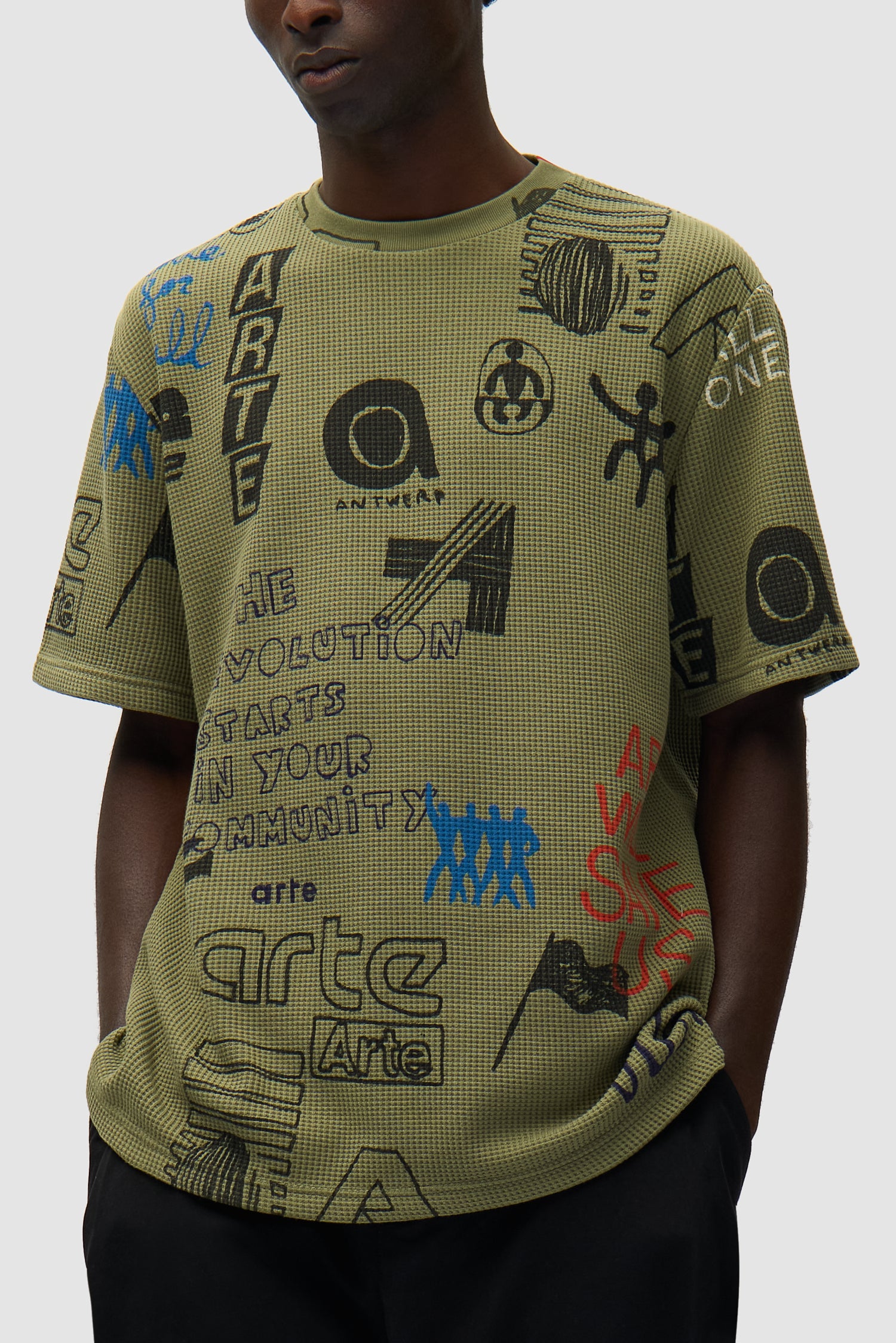 T-shirt Waffle vert porté par un mannequin, vue de face en demi-corps