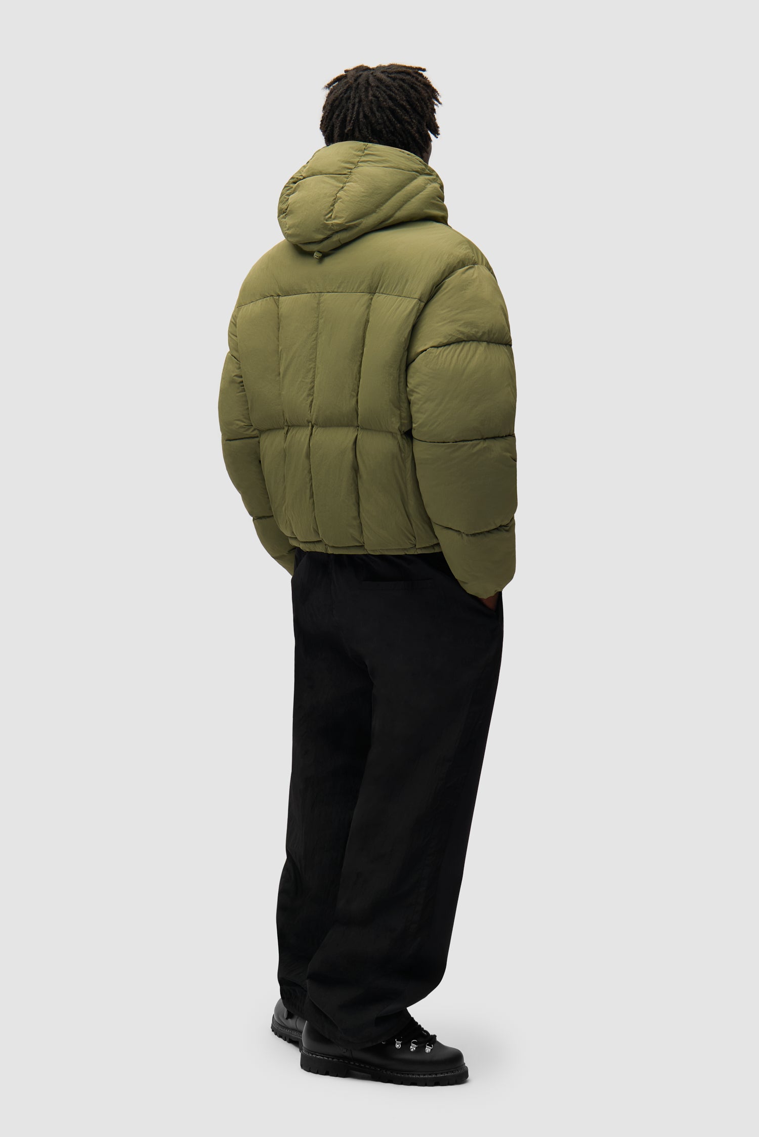 Special Cuts Puffer Jacket in Green portée par un mannequin, vue arrière du corps entier