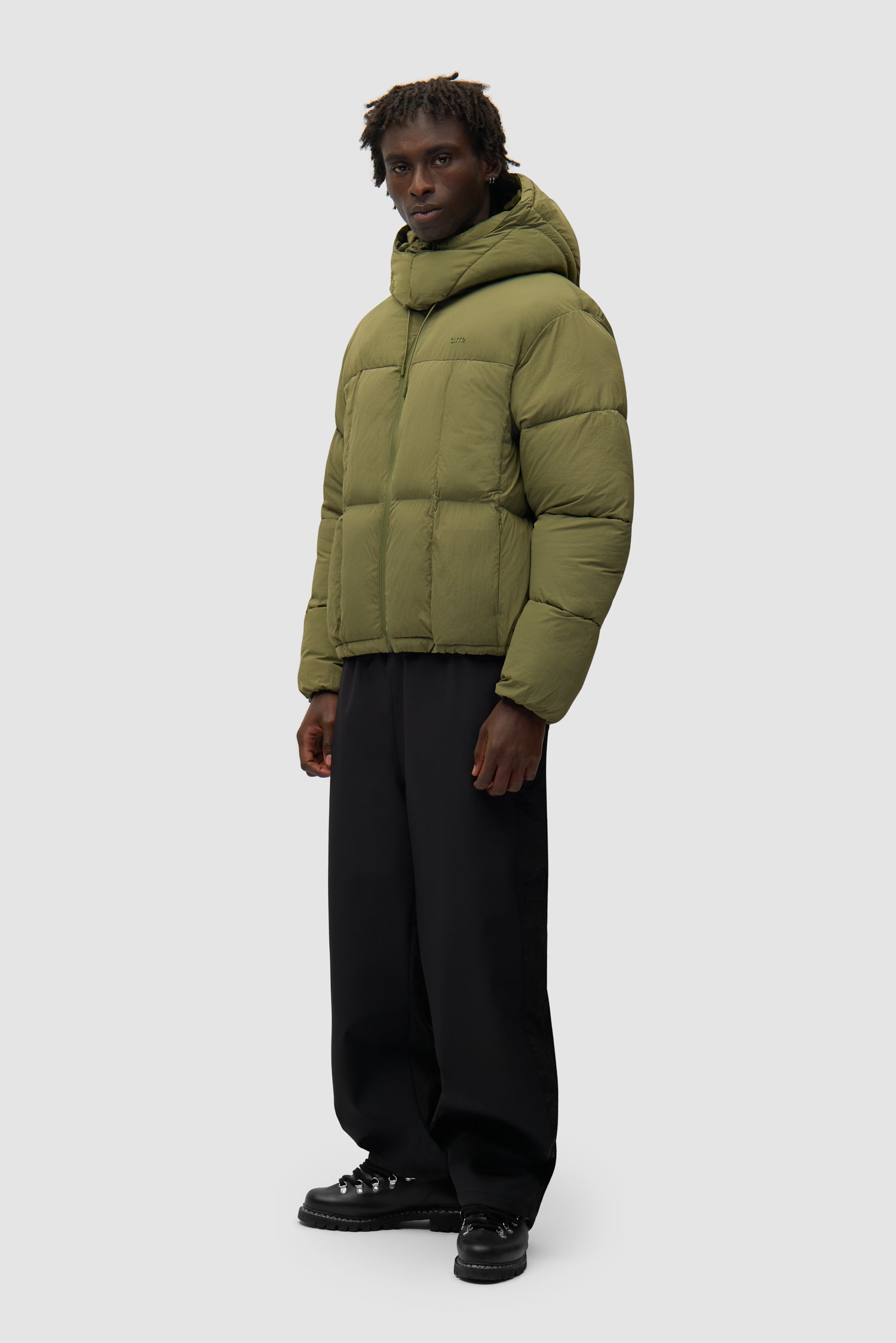 Veste polaire Special Cuts en vert portée par un mannequin, vue latérale du corps entier