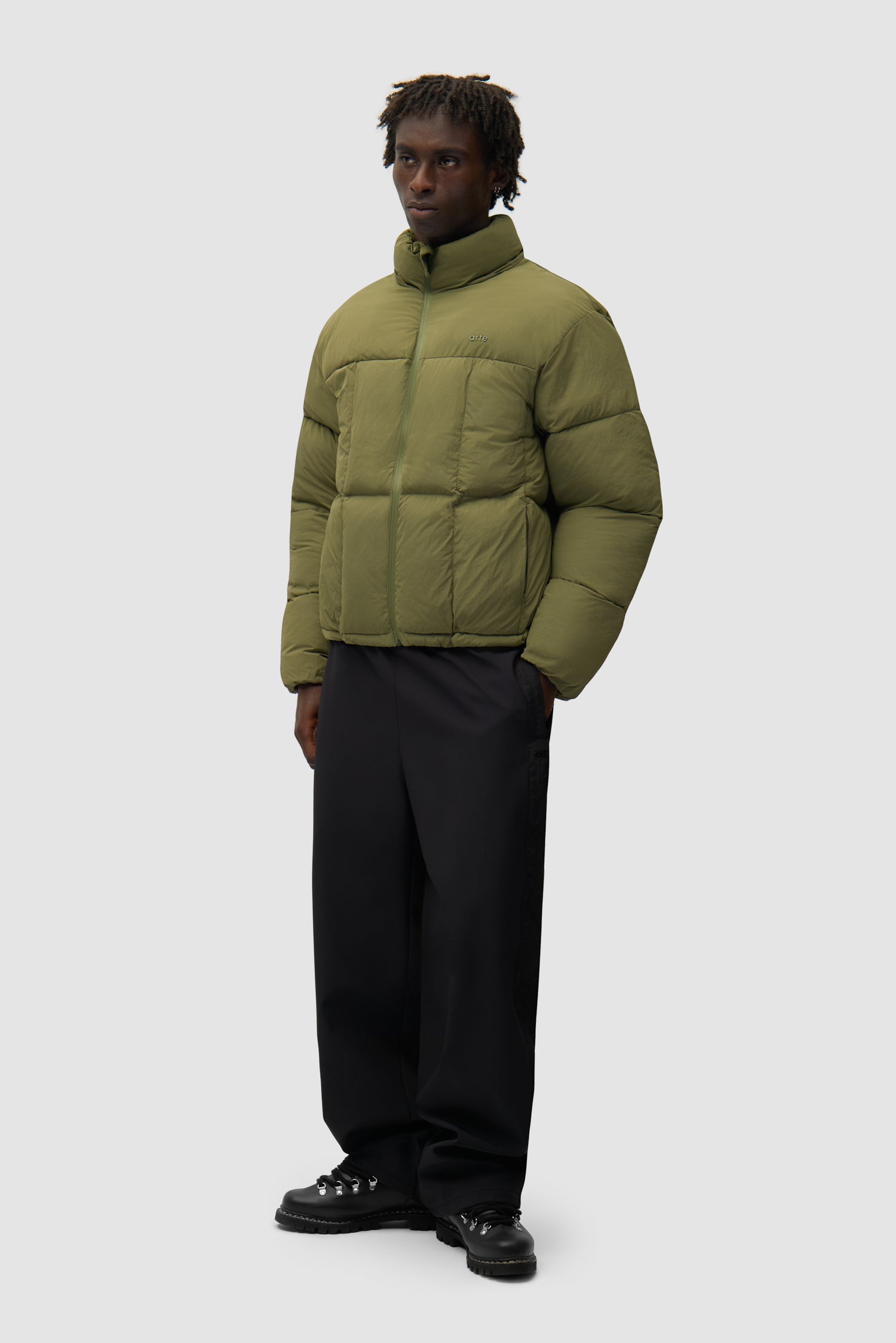 Veste polaire Special Cuts en vert portée par un mannequin, vue latérale du corps entier