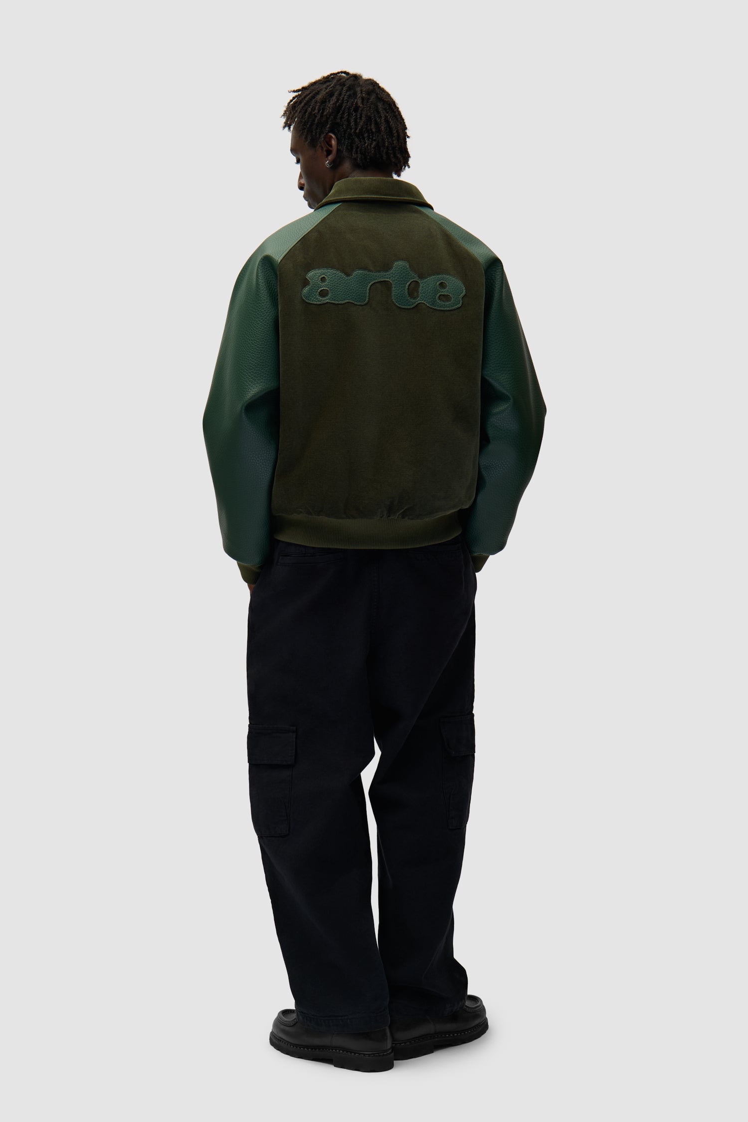 Veste Varsity en vert portée par un mannequin, vue de dos sur tout le corps