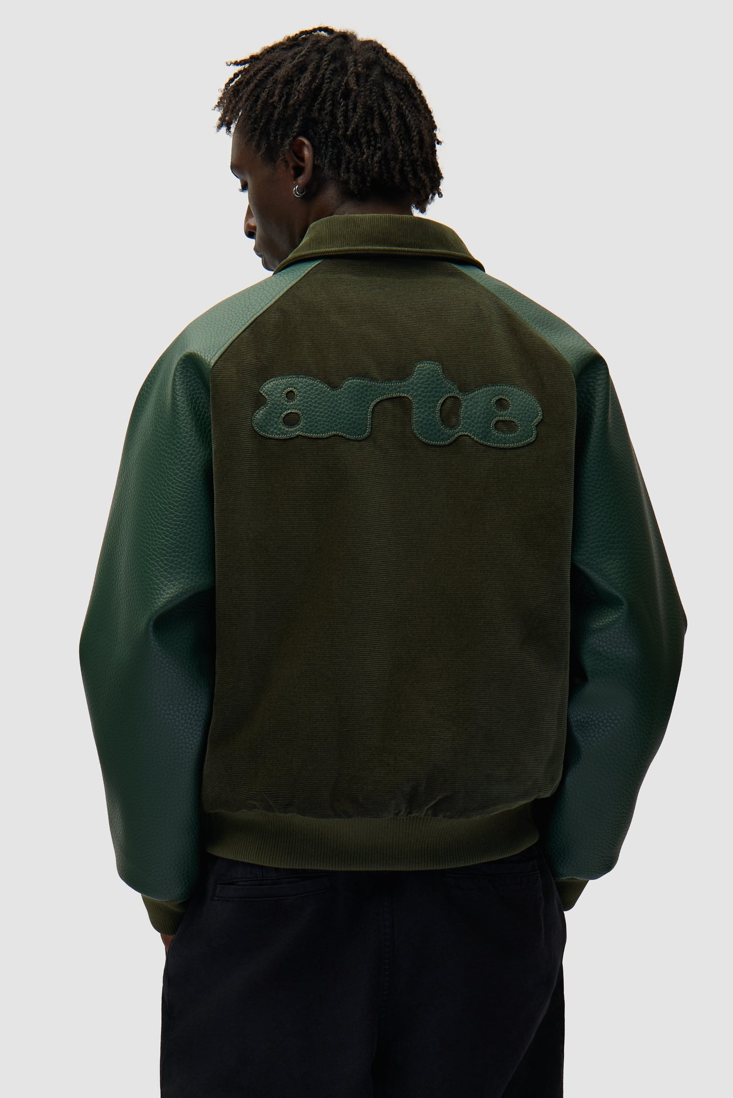 Varsity Jacket en vert portée par un mannequin, vue arrière à mi-corps