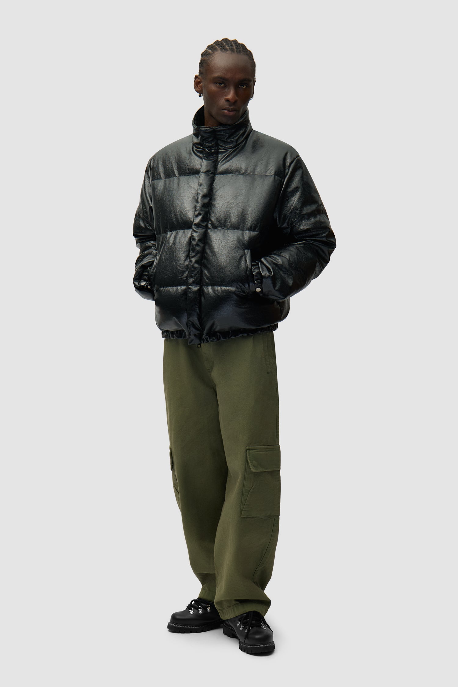 Doudoune à col montant noire portée par un mannequin, vue de face en pied