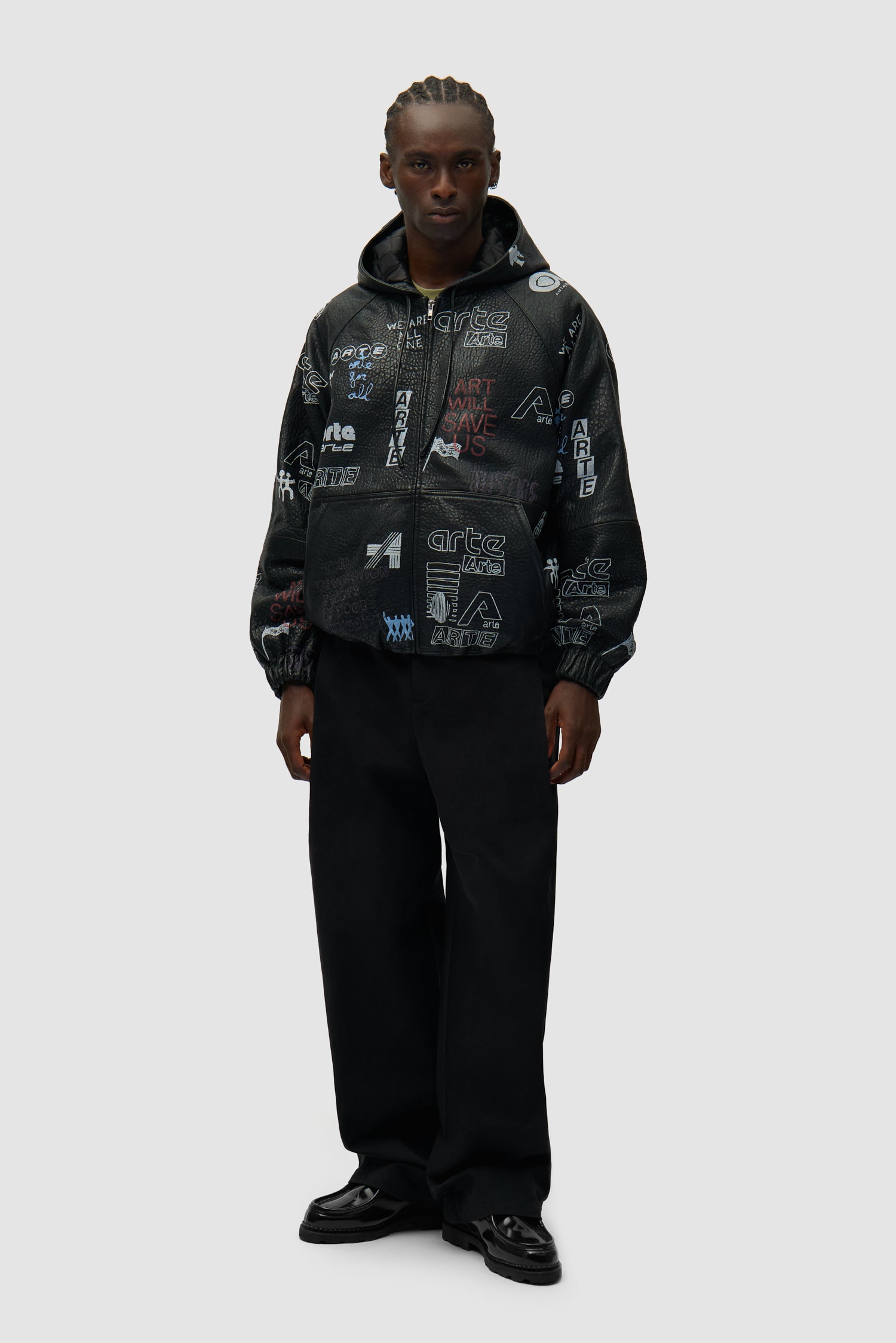 Veste en cuir noir portée par un mannequin, vue de face en pied