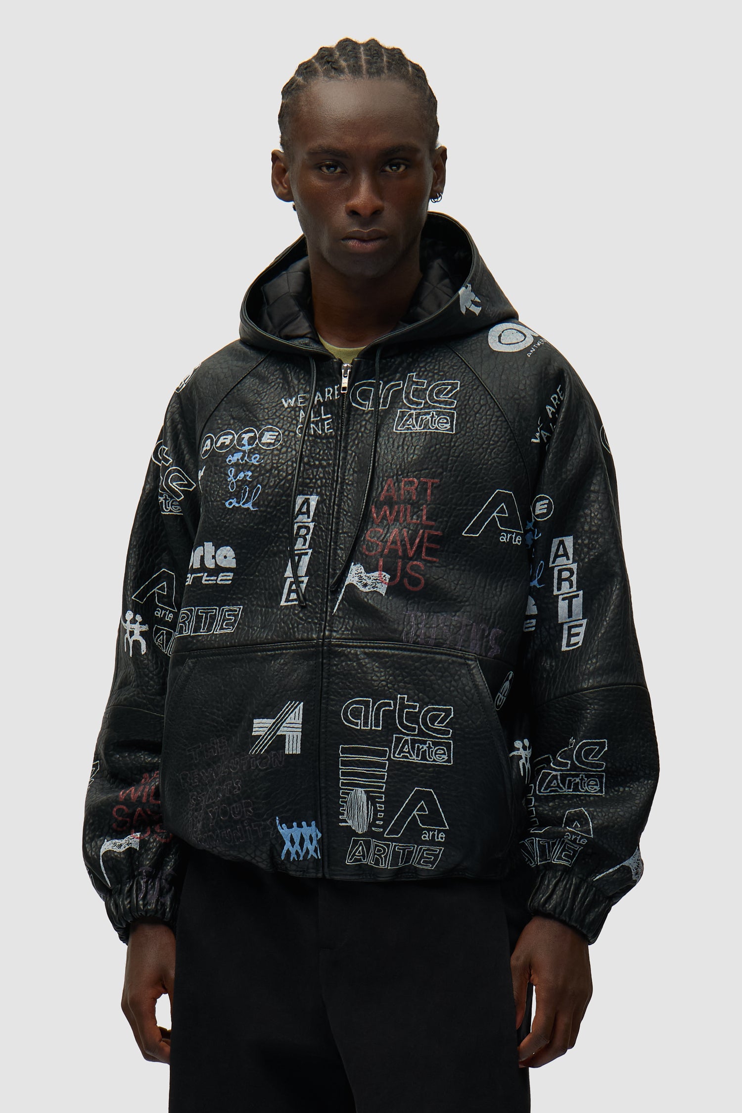 Veste en cuir noir intégral portée par un mannequin, vue de face en demi-corps