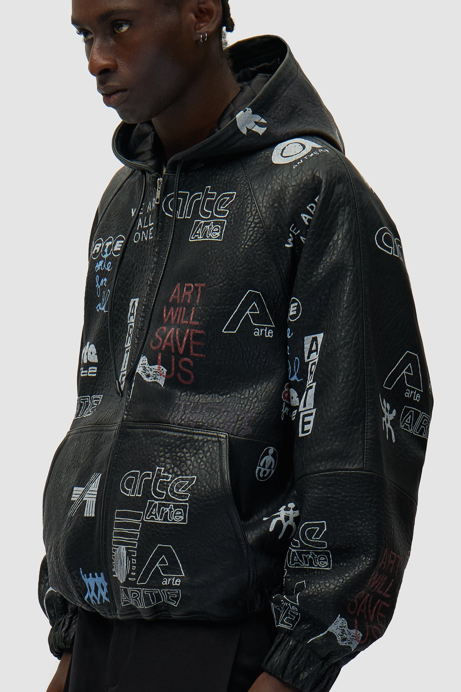 Veste en cuir noir portée par un mannequin, vue de profil à mi-corps