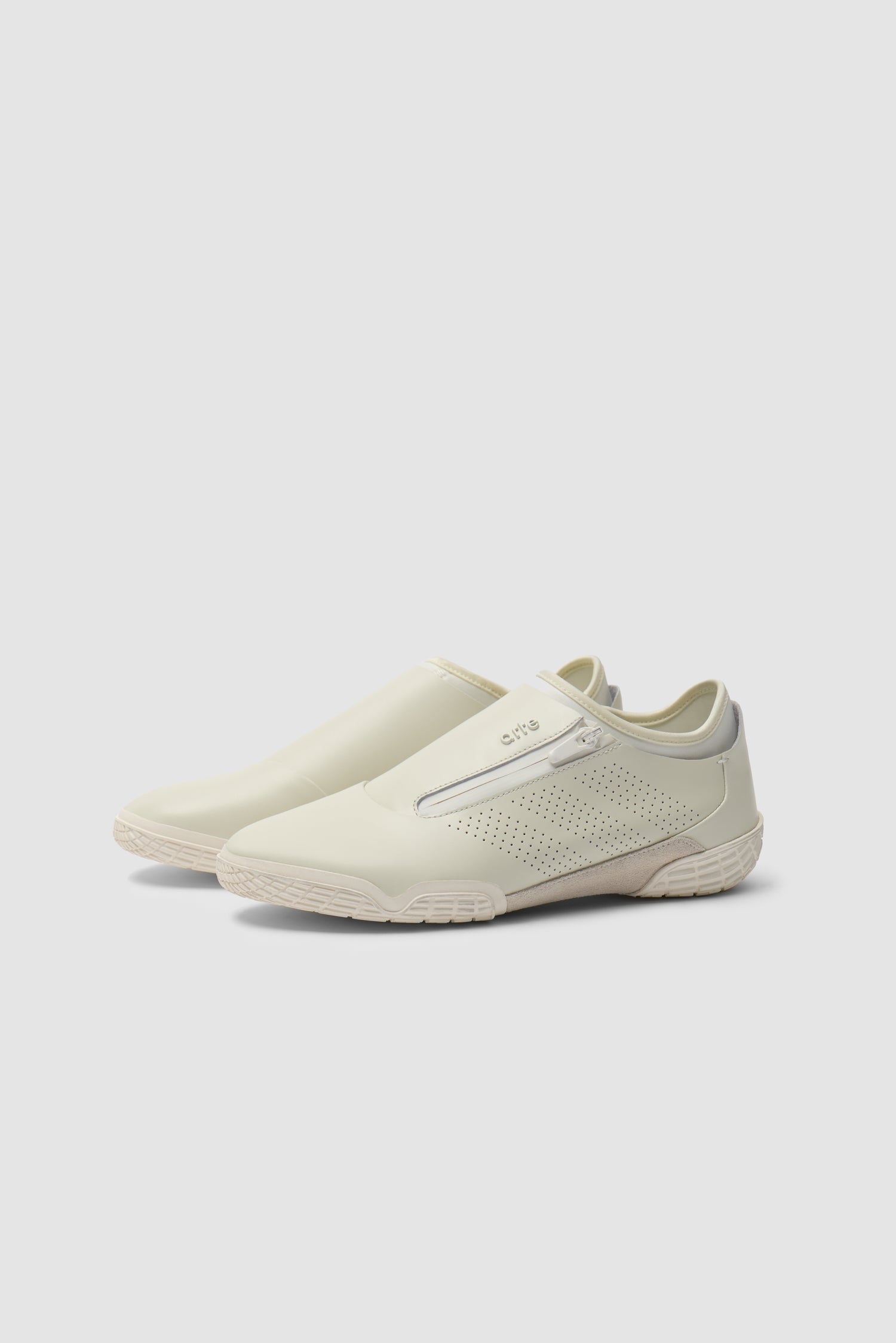Arte pour adidas Trivela en blanc cassé, vue de face