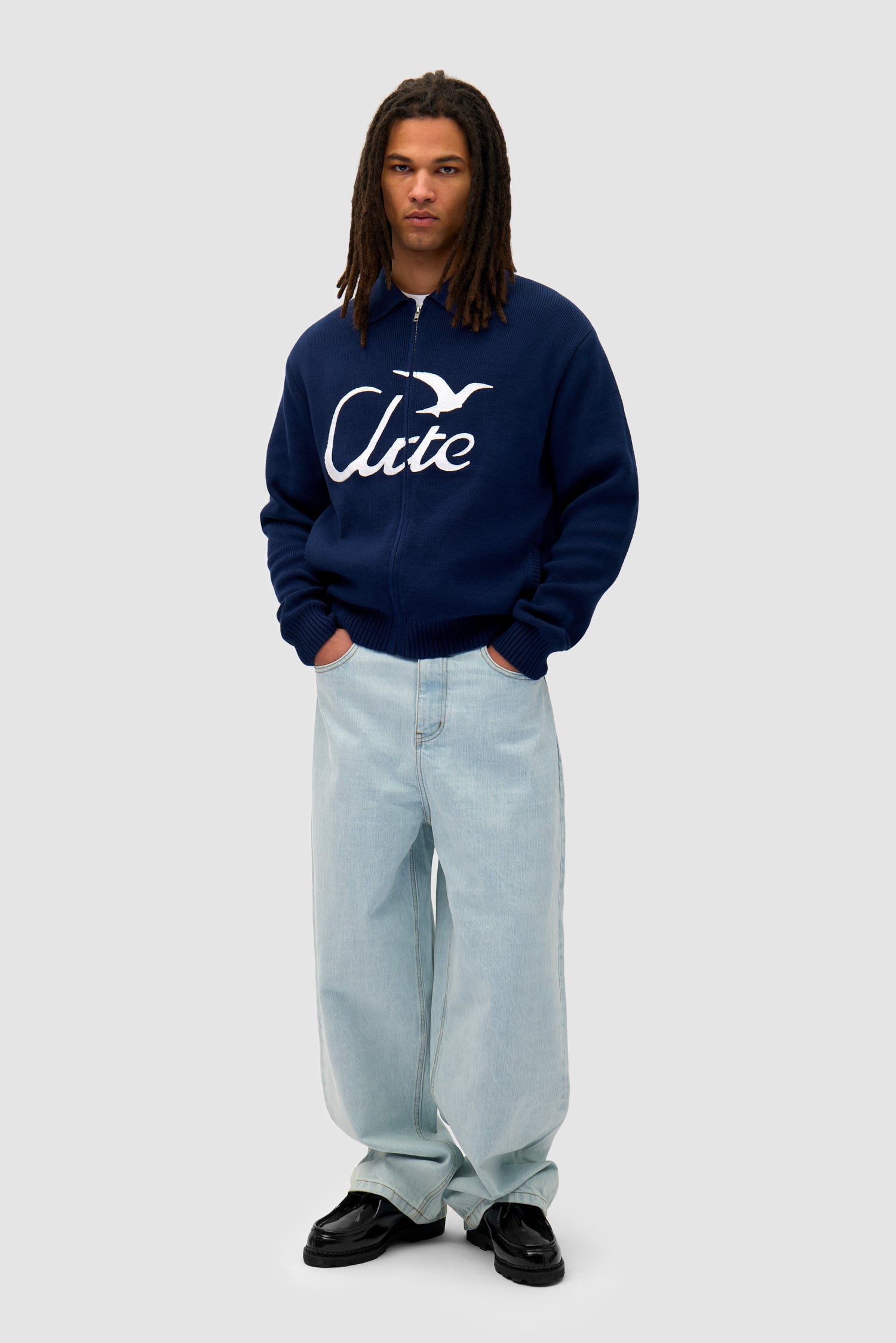 Bird Logo en bleu marine porté par un mannequin, vue de face en pied