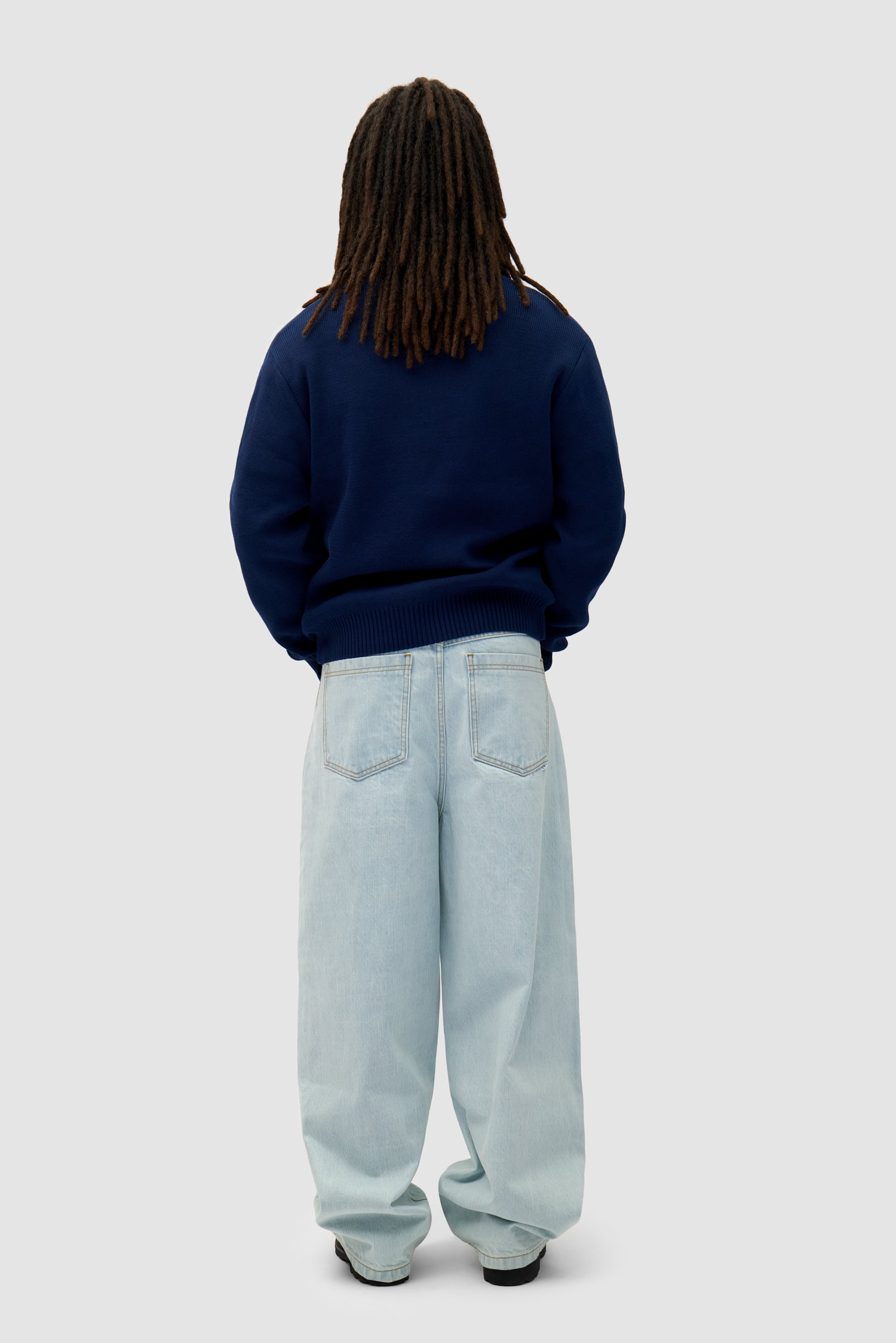 Bird Logo bleu marine porté par un mannequin, vue arrière intégrale