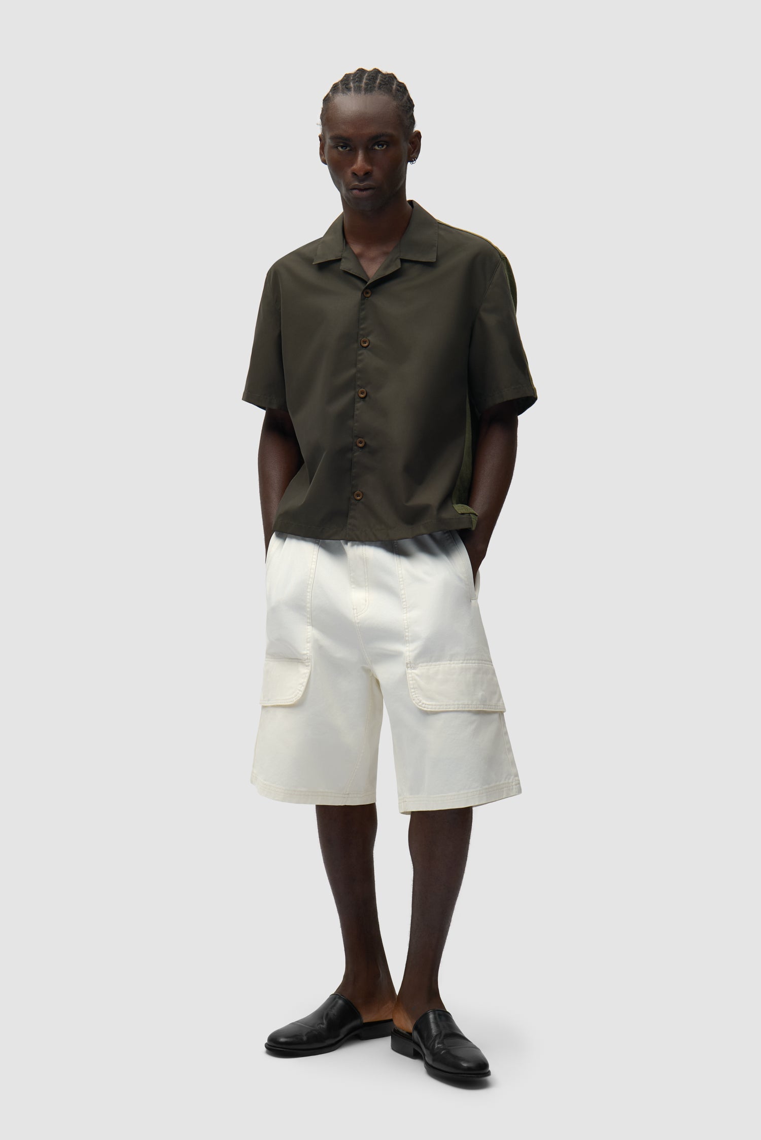 Chemise en lin et nylon verte portée par un mannequin, vue de face en pied