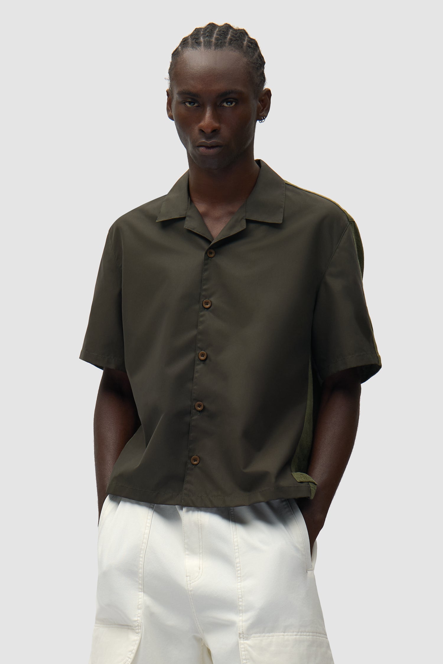 Chemise en lin et nylon verte portée par un mannequin, vue de face en demi-corps