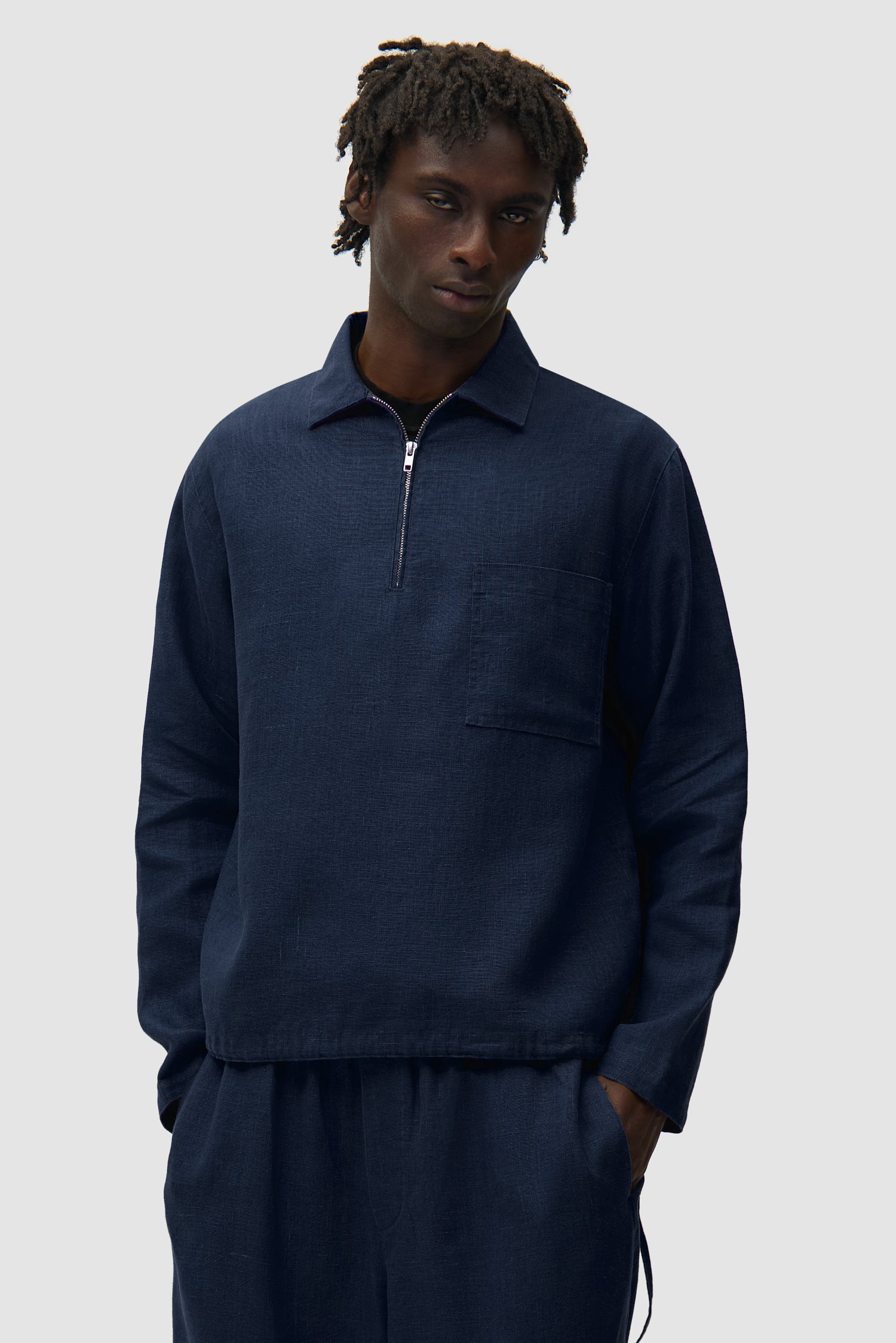 Pull à demi-fermeture éclair en lin bleu marine porté par un mannequin, vue de face en demi-corps