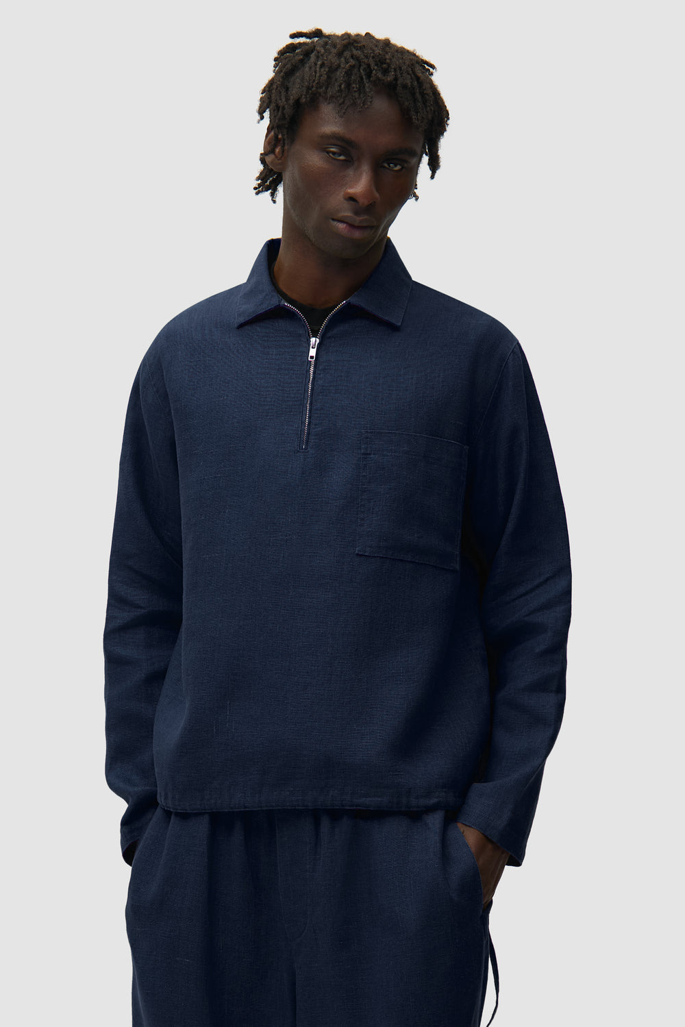 Pull à demi-fermeture éclair en lin bleu marine porté par un mannequin, vue de face en demi-corps