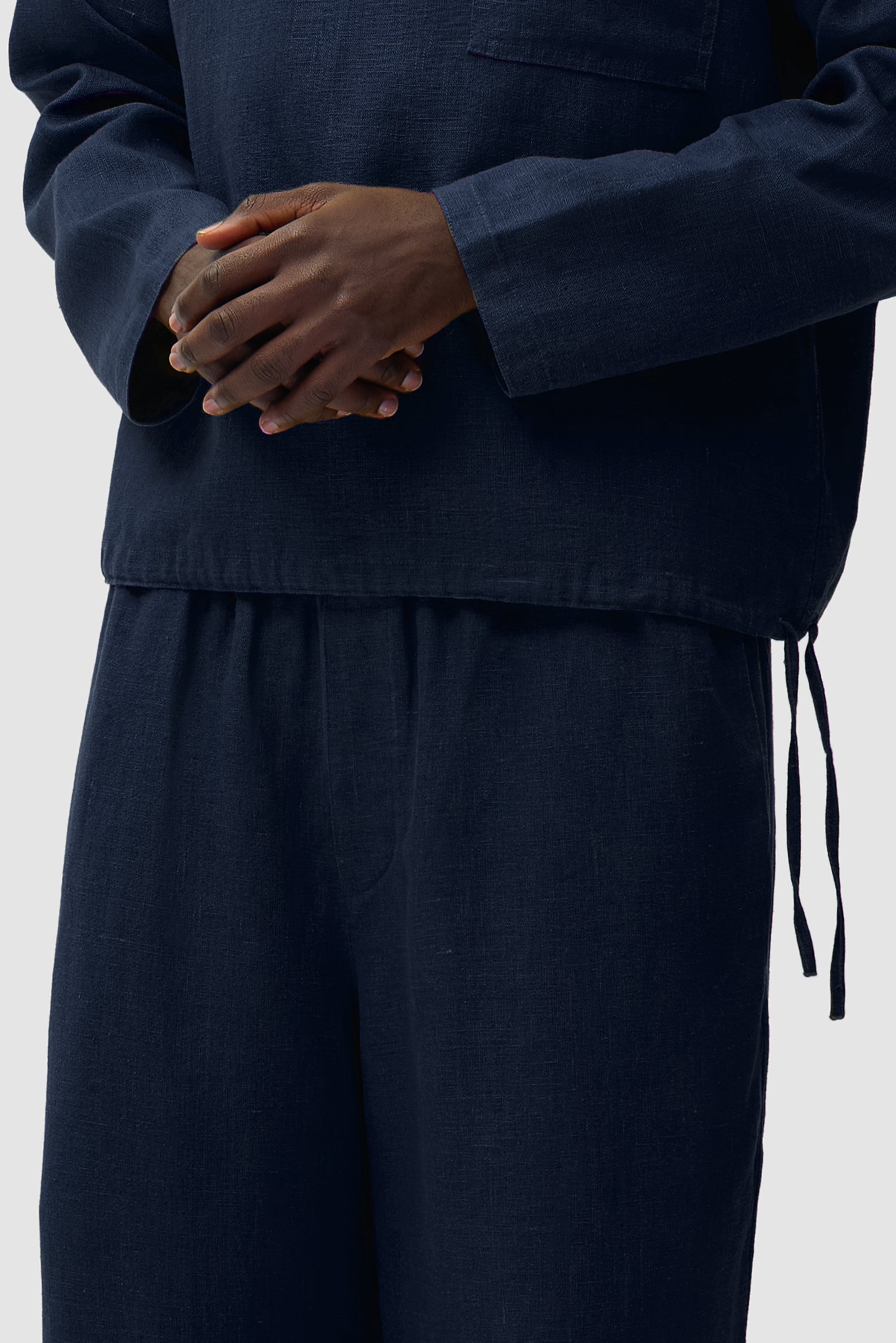 Vue détaillée du pull à fermeture éclair quart de longueur en lin bleu marine, avec logo