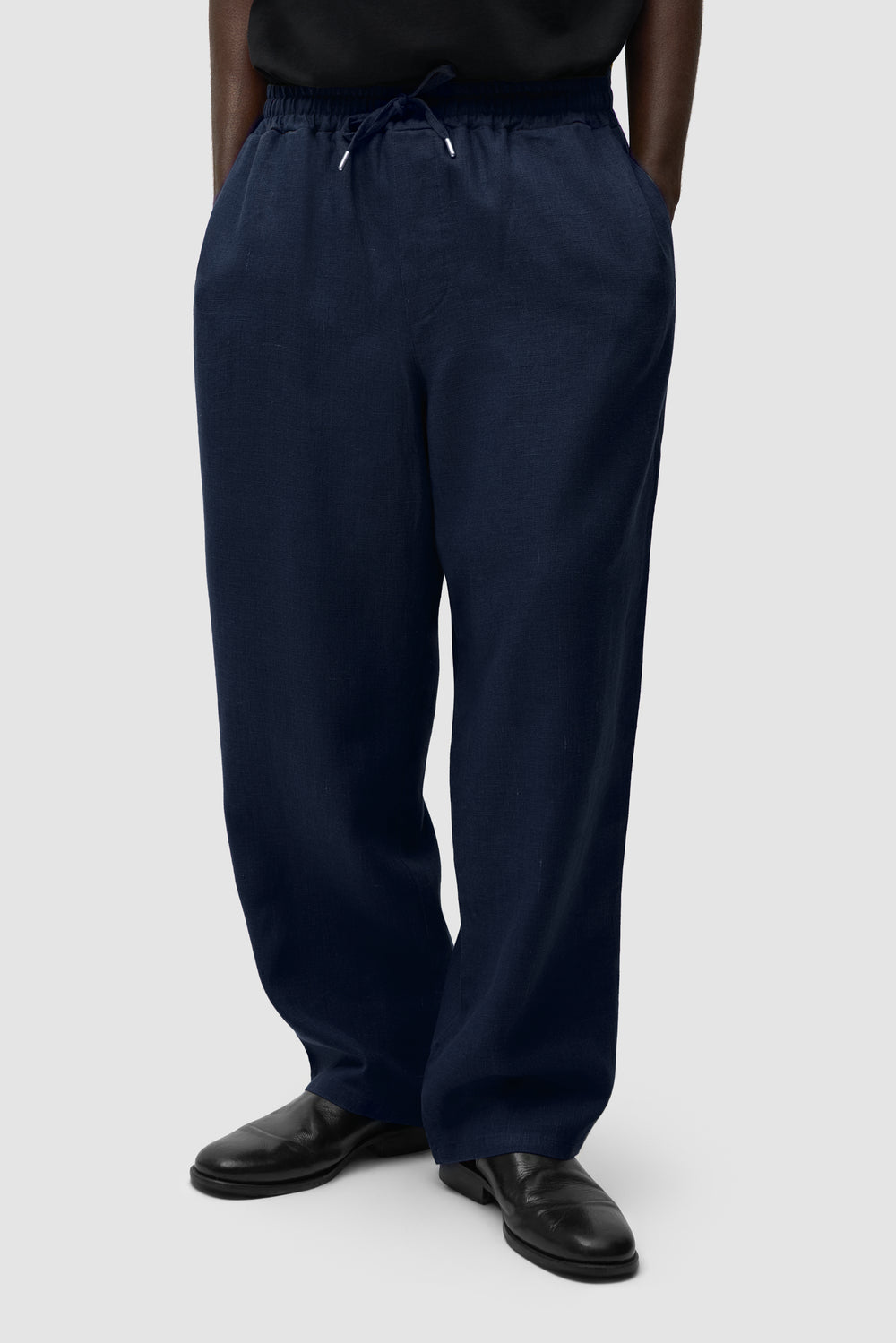 Pantalon en lin bleu marine porté par un mannequin, vue de face en demi-corps