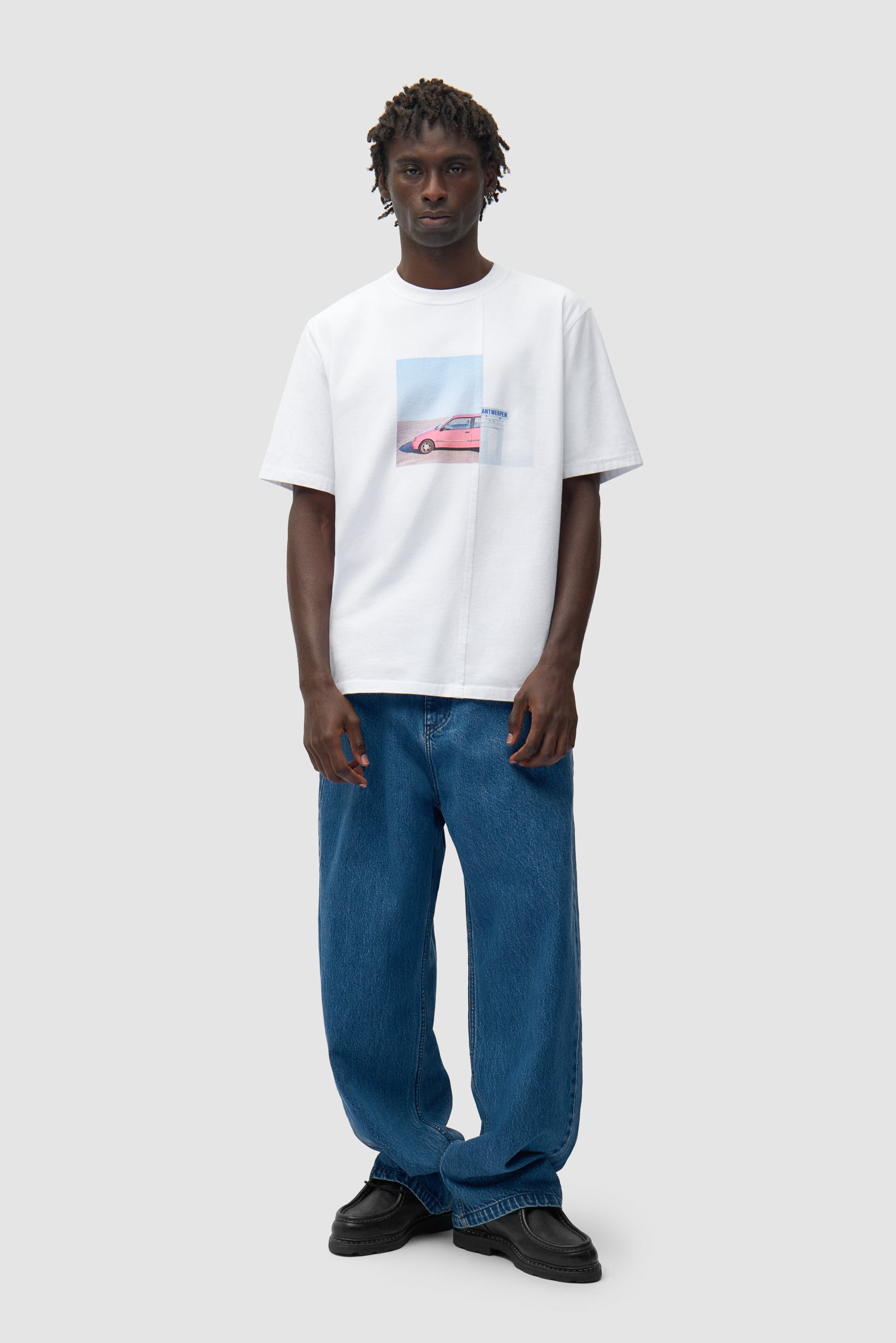 Pantalon baggy en denim brut porté par un mannequin, vue de face en pied