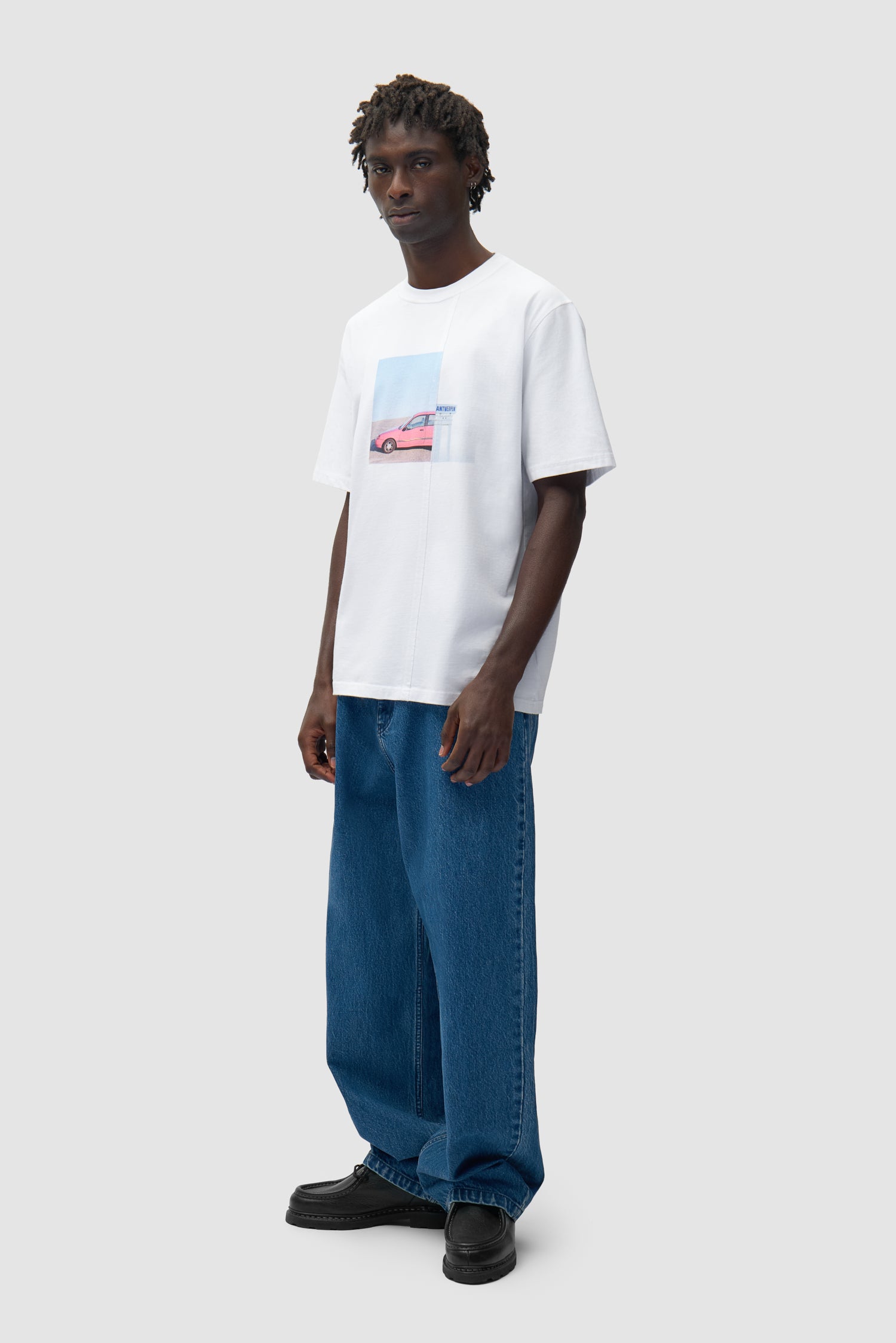 Pantalon baggy en denim brut porté par un mannequin, vue de profil en pied