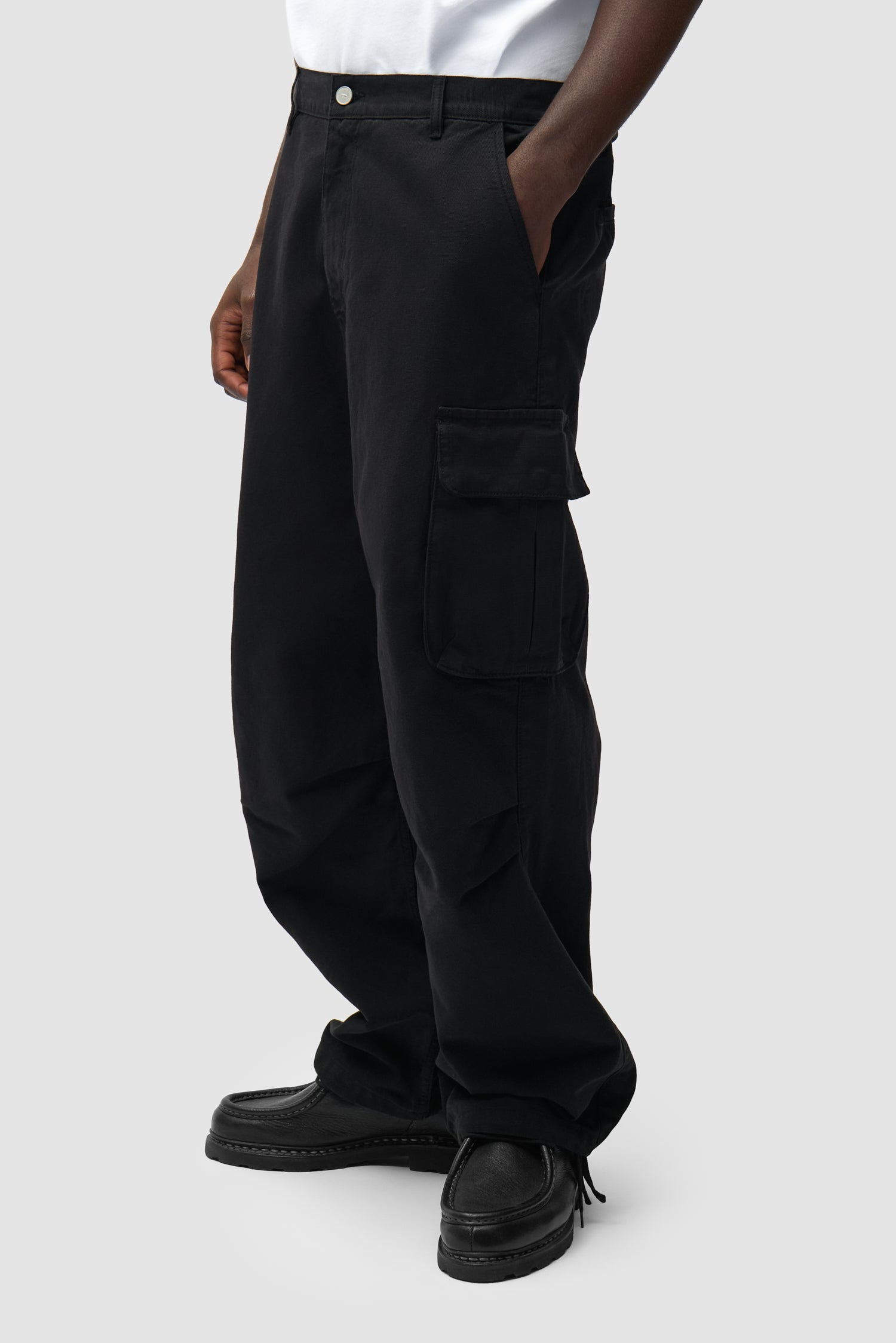 Pantalon Cargo Ribstop noir porté par un mannequin, vue de face en demi-corps