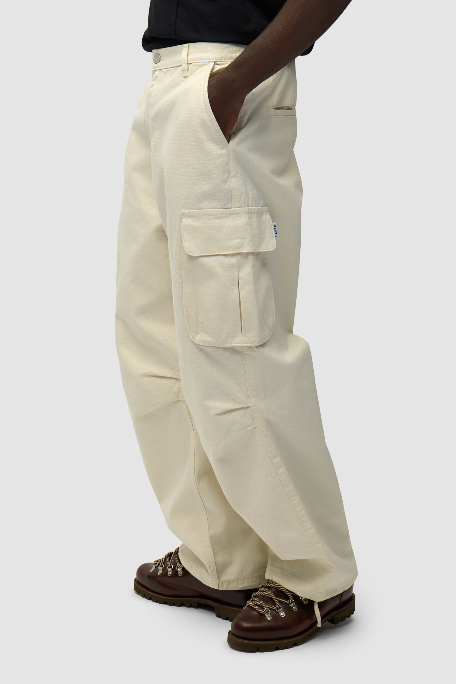 Pantalon Cargo Ribstop couleur crème porté par un mannequin, vue de profil à mi-corps