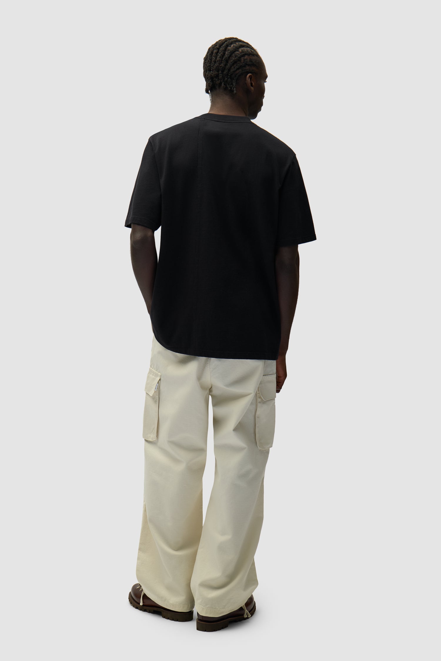 Pantalon Cargo Ribstop couleur crème porté par un mannequin, vue arrière intégrale